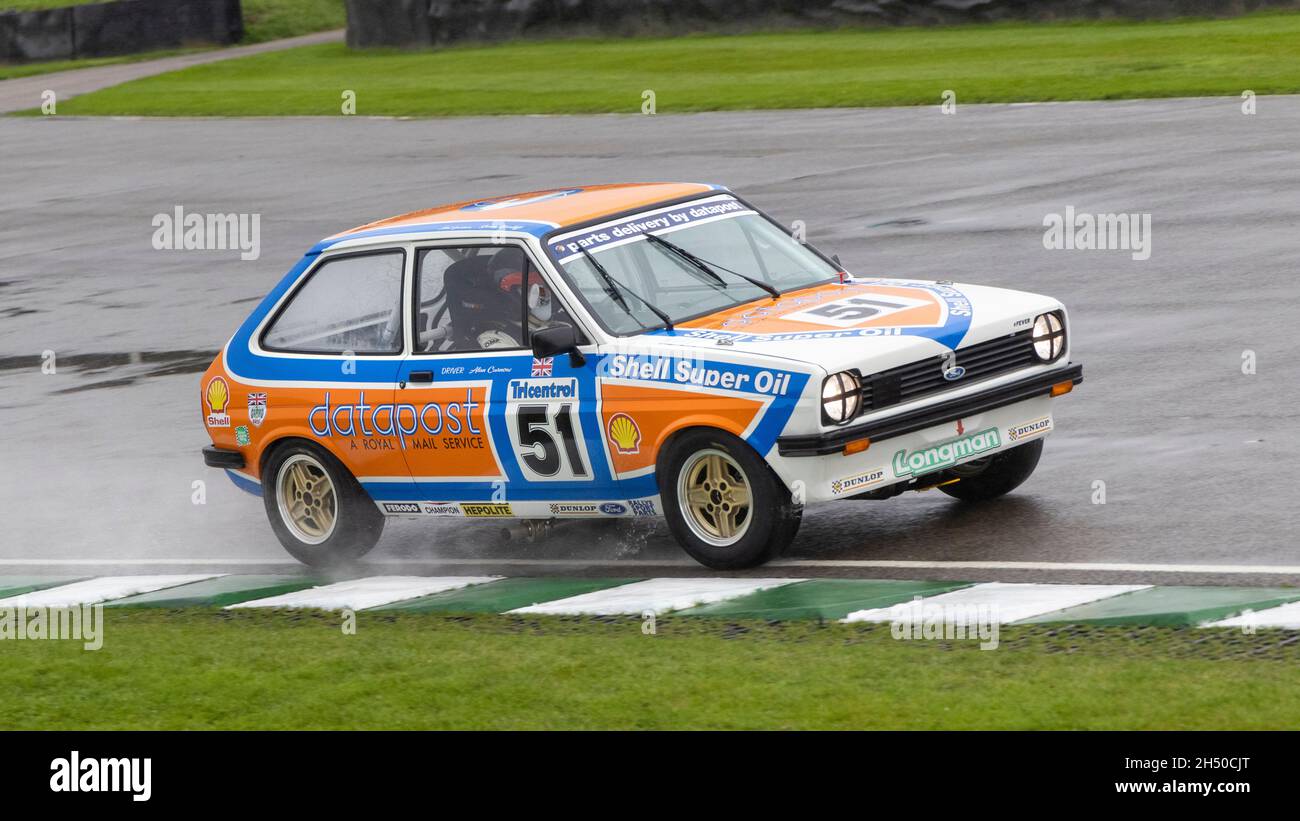 Simon Goodliff guida l'Alan Mann Racing 1980 Ford Fiesta MkI in condizioni di bagnato nel Trofeo Gerry Marshall. 78° riunione dei soci Goodwood. Foto Stock