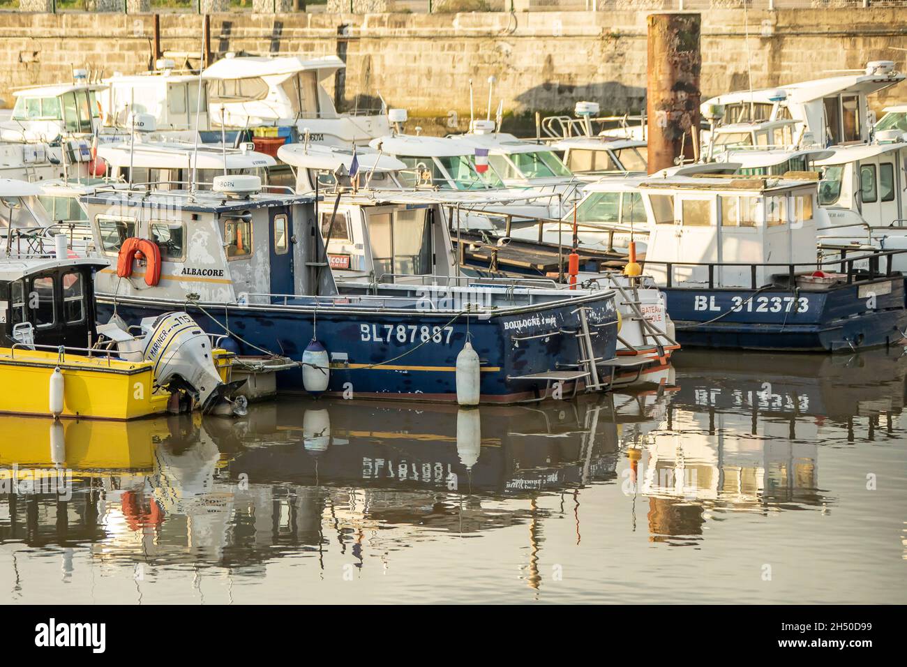 (211105) -- PARIGI, 5 novembre 2021 (Xinhua) -- le barche da pesca sono viste al mattino presto a Boulogne-sur-Mer, Hauts-de-France, una città costiera della Francia settentrionale, 5 novembre 2021. Il Ministro britannico per la Brexit David Frost e il Segretario di Stato francese per gli Affari europei Clement Beaune hanno tenuto colloqui a Parigi giovedì per cercare di allentare le tensioni su una fila di pescatori tra i due paesi. Tuttavia, Beaune ha detto in seguito che resta ancora molto lavoro da fare, dato che permangono differenze significative. PER ANDARE CON 'Parigi, Londra tenere colloqui per allentare le tensioni sulla disputa di pesca' (Foto di Sebastien Courdji/Xinhua Foto Stock
