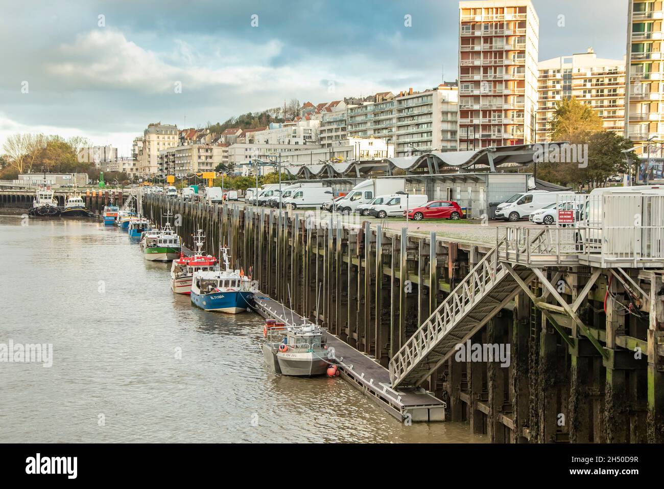 (211105) -- PARIGI, 5 novembre 2021 (Xinhua) -- le barche da pesca sono viste al mattino presto a Boulogne-sur-Mer, Hauts-de-France, una città costiera della Francia settentrionale, 5 novembre 2021. Il Ministro britannico per la Brexit David Frost e il Segretario di Stato francese per gli Affari europei Clement Beaune hanno tenuto colloqui a Parigi giovedì per cercare di allentare le tensioni su una fila di pescatori tra i due paesi. Tuttavia, Beaune ha detto in seguito che resta ancora molto lavoro da fare, dato che permangono differenze significative. PER ANDARE CON 'Parigi, Londra tenere colloqui per allentare le tensioni sulla disputa di pesca' (Foto di Sebastien Courdji/Xinhua Foto Stock