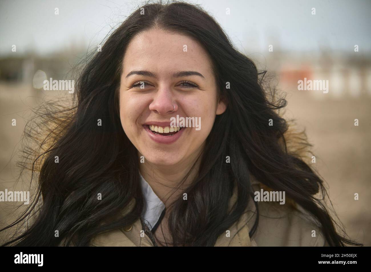 Sorridente ragazza della scuola media con sfondo sfocato Foto Stock