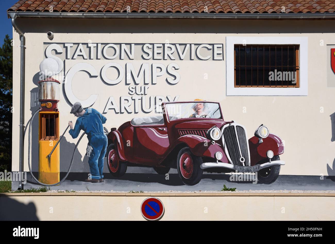 Stazione di benzina, stazione di rifornimento o stazione di benzina con murales decorativi o Wall Painting di Vintage French Car Comps-sur-Artuby Var Provence France Foto Stock