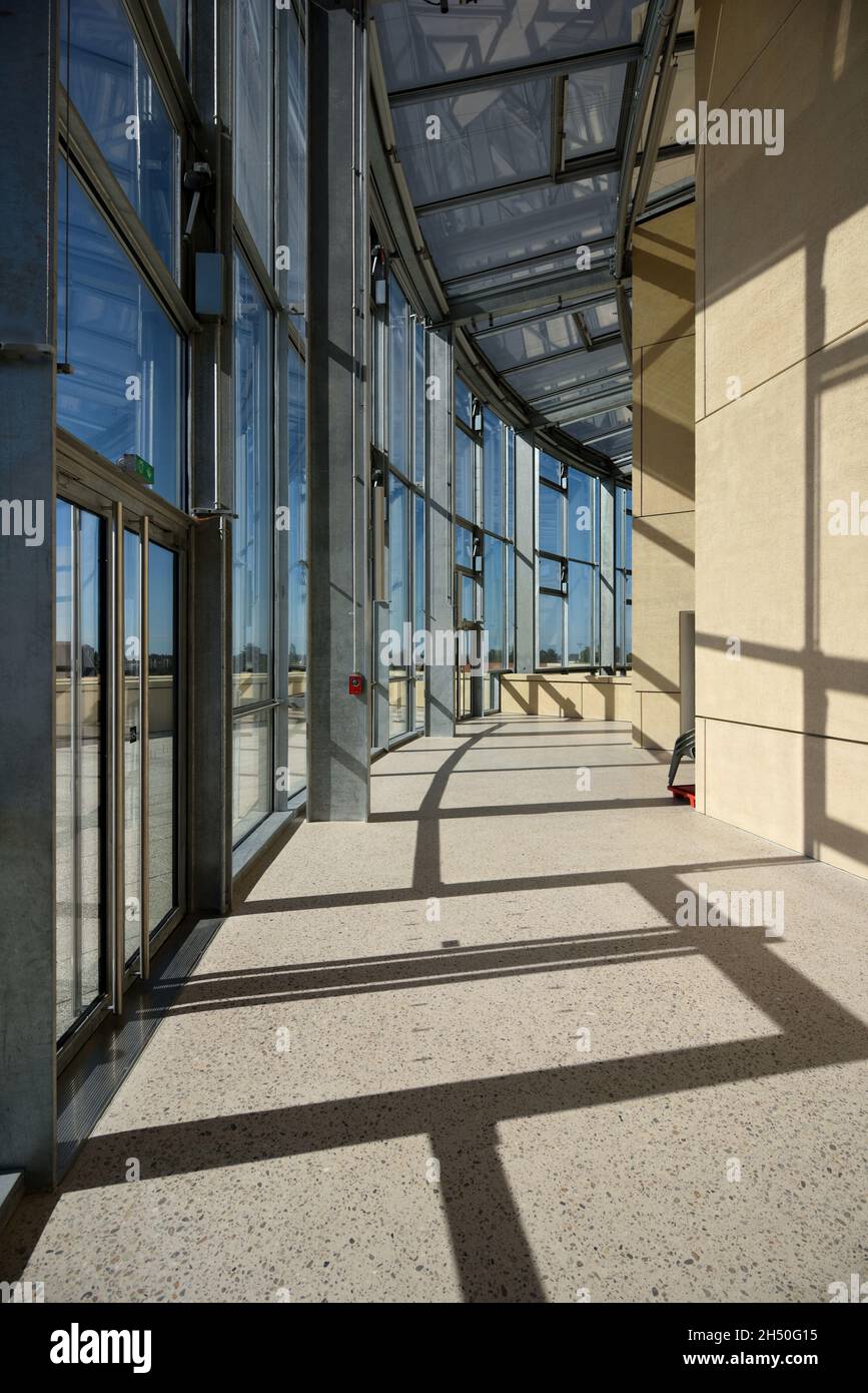 Parete di vetro o 'Drum' di vetro & interno della Torre DELLA LUMA, Galleria d'Arte & Centro d'Arte, progettato da Frank Gehry, Arles Provence France Foto Stock