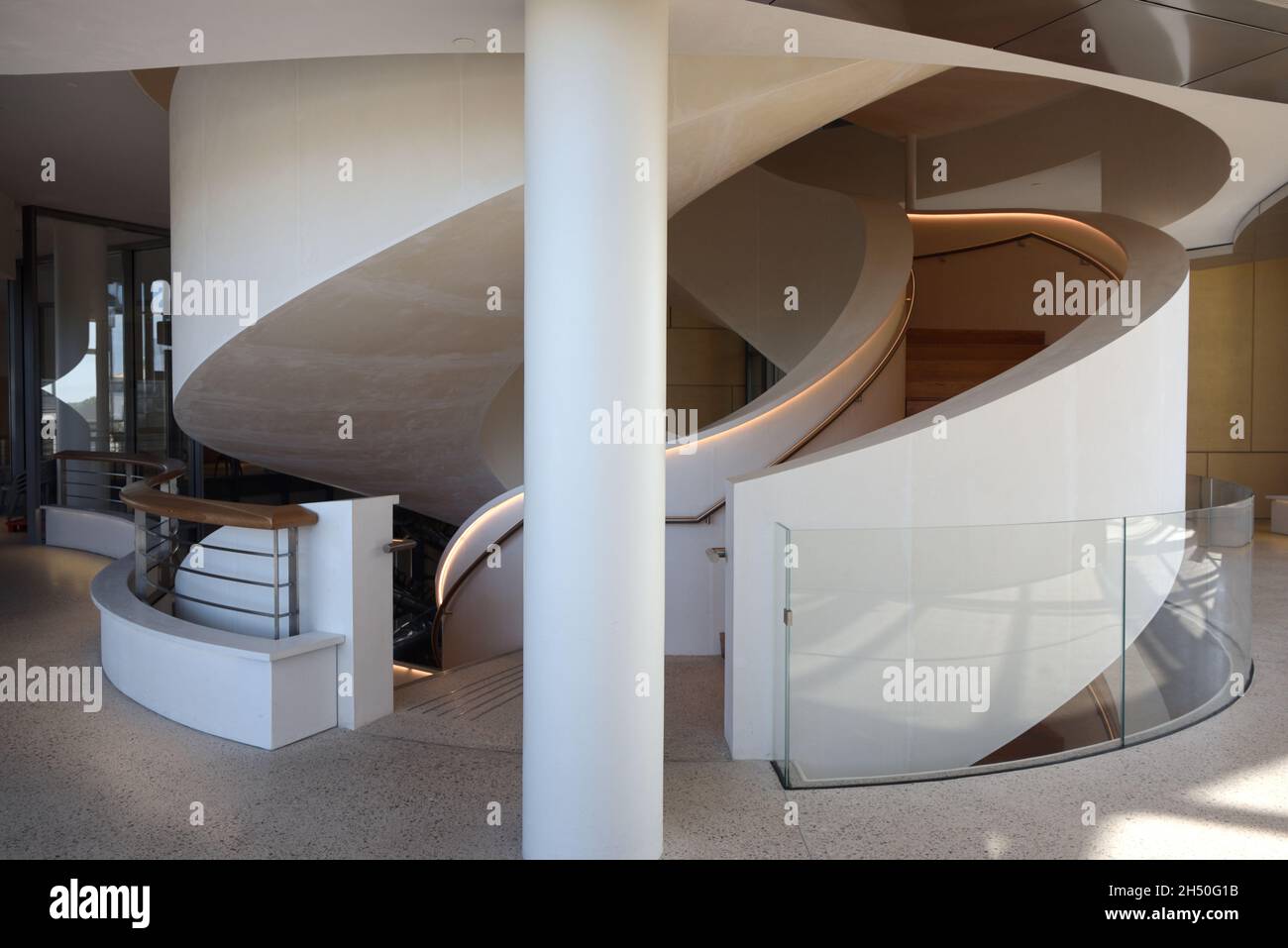 Scala a chiocciola all'interno della TORRE LUMA, Art Gallery & Arts Centre, progettata da Frank Gehry, Arles Provence France Foto Stock