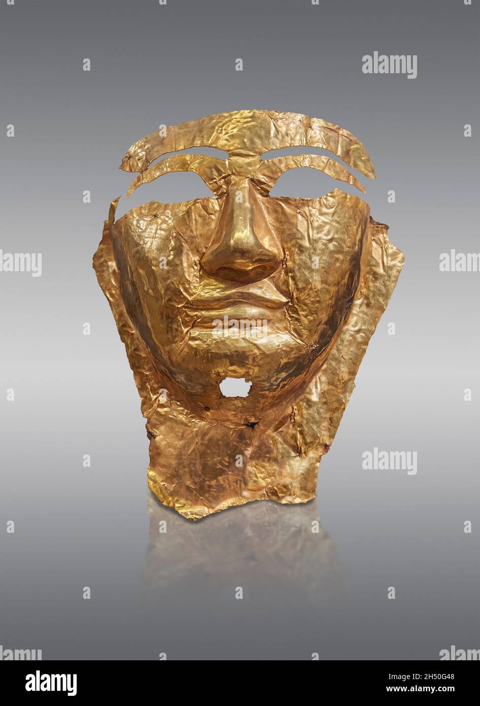 Antica maschera di morte in oro egiziano, 1550-1068 a.C., nuovo Regno, Museo del Louvre inv N2731 o AF129. Altezza: 26.5 cm; larghezza: 20.5 cm; spessore: 0.01 cm. Foto Stock