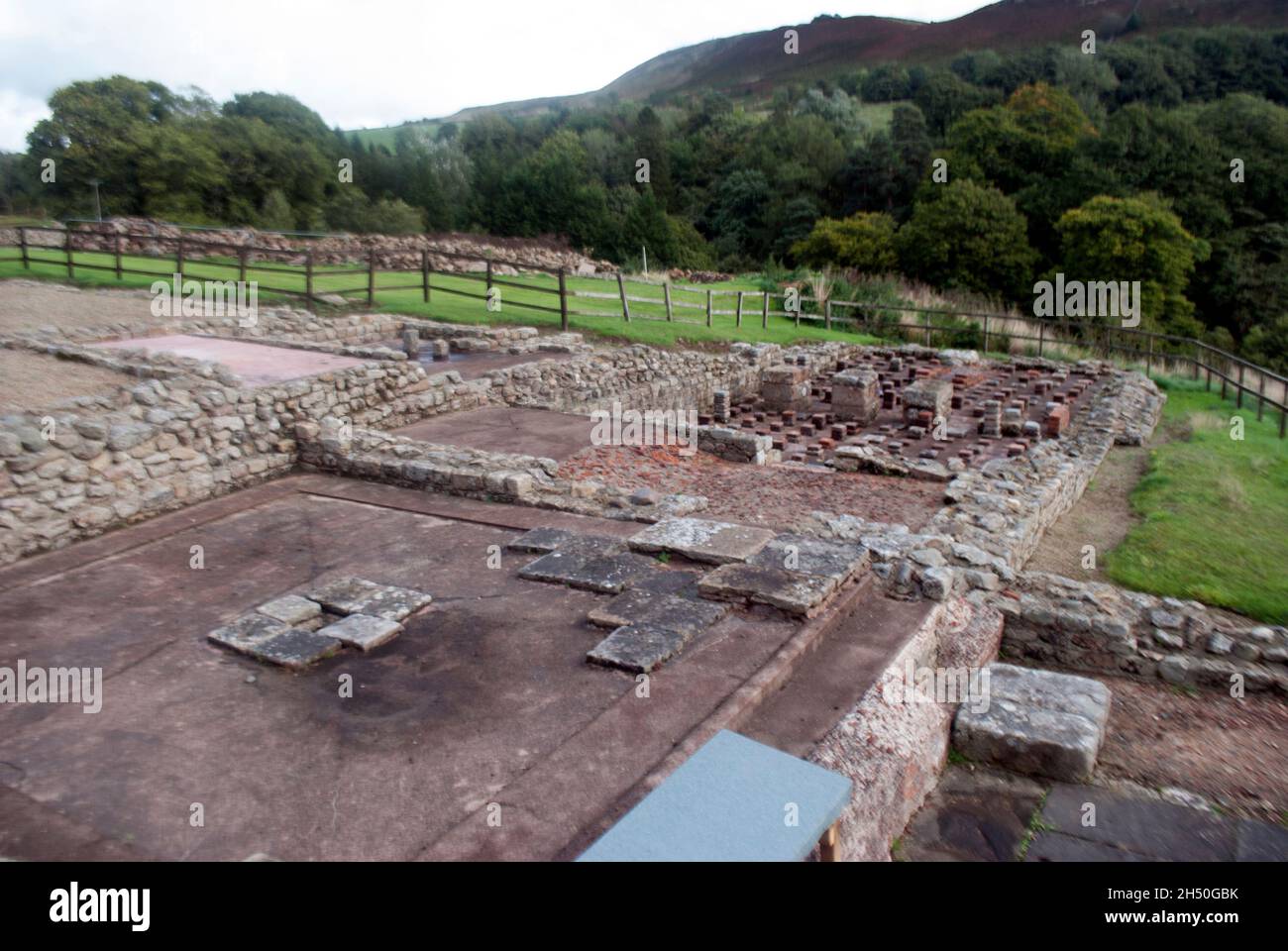 Bagno pre-adrianico presso le rovine romane scavate a Vindolanda Fort e museo, Bardon Mill, Hexham, Northumberland, Inghilterra, REGNO UNITO Foto Stock