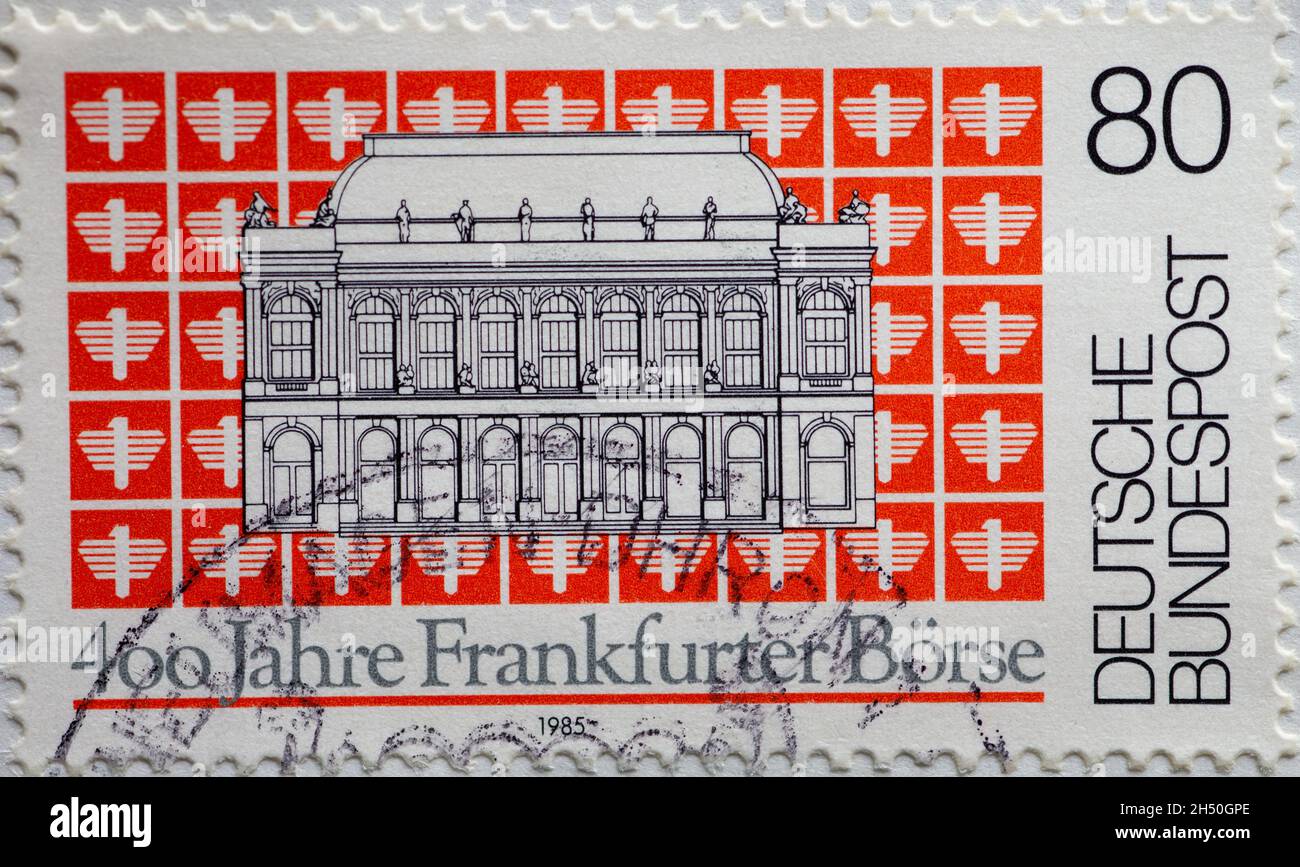 GERMANIA - CIRCA 1985 : un francobollo dalla Germania, che mostra la costruzione della Borsa Internazionale di Francoforte di fronte ad un fondo piastrellato Foto Stock