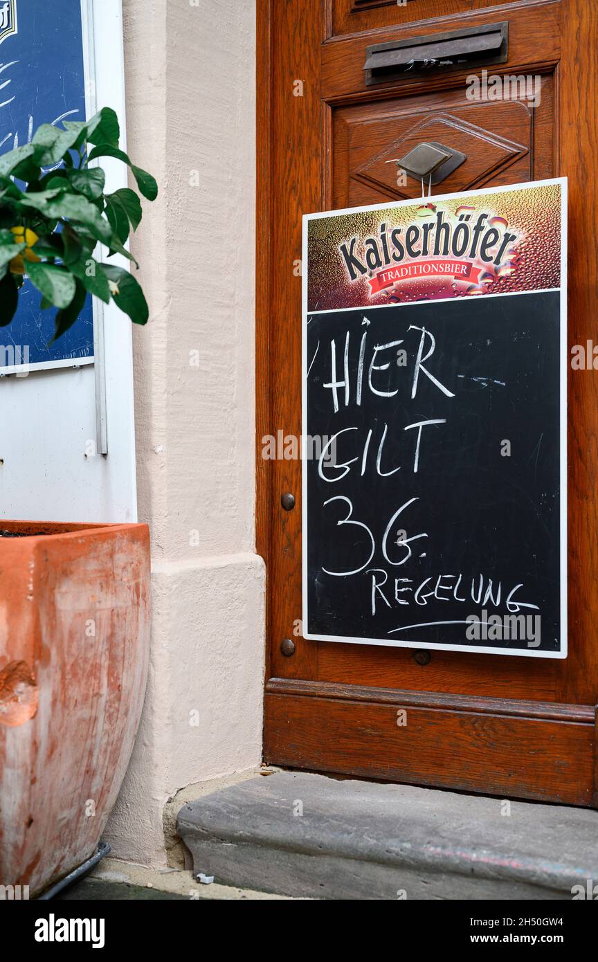 Kronach, Germania. 05 novembre 2021. Il ristorante Vecchia Casa ha un cartello Corona 3G sulla porta d'ingresso. Il numero di casi Covid-19 negli ultimi 7 giorni per 100,000 abitanti a Kronach è di 387.3, secondo il Robert Koch Institute. L'elevato tasso di incidenza è anche attribuito dagli esperti ai bassi tassi di vaccinazione. Credit: Daniel Vogl/dpa/Alamy Live News Foto Stock