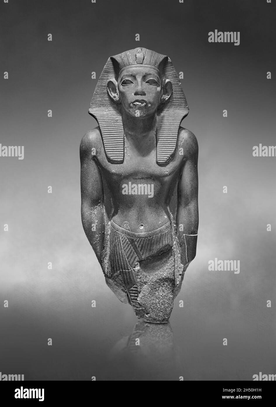 Statua egiziana scultura del re Amenemhat III, 1843-1798 a.C., XII dinastia. Museo del Louvre N 464. Amenemhat (in piedi, nemi acconciatura, chendjit loinc Foto Stock