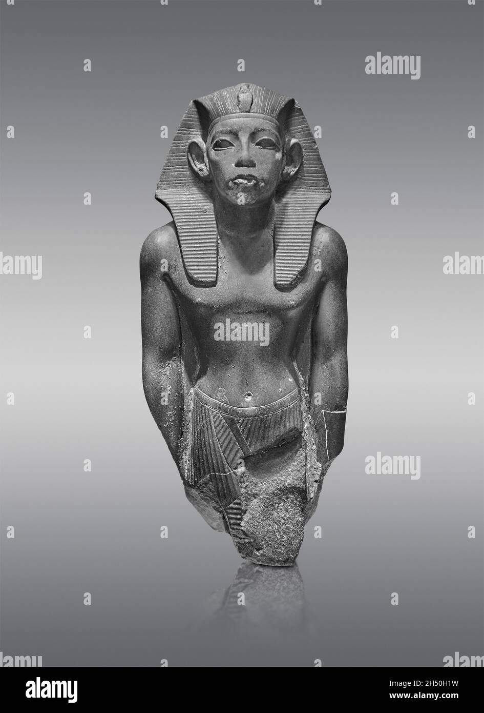 Statua egiziana scultura del re Amenemhat III, 1843-1798 a.C., XII dinastia. Museo del Louvre N 464. Amenemhat (in piedi, nemi acconciatura, chendjit loinc Foto Stock