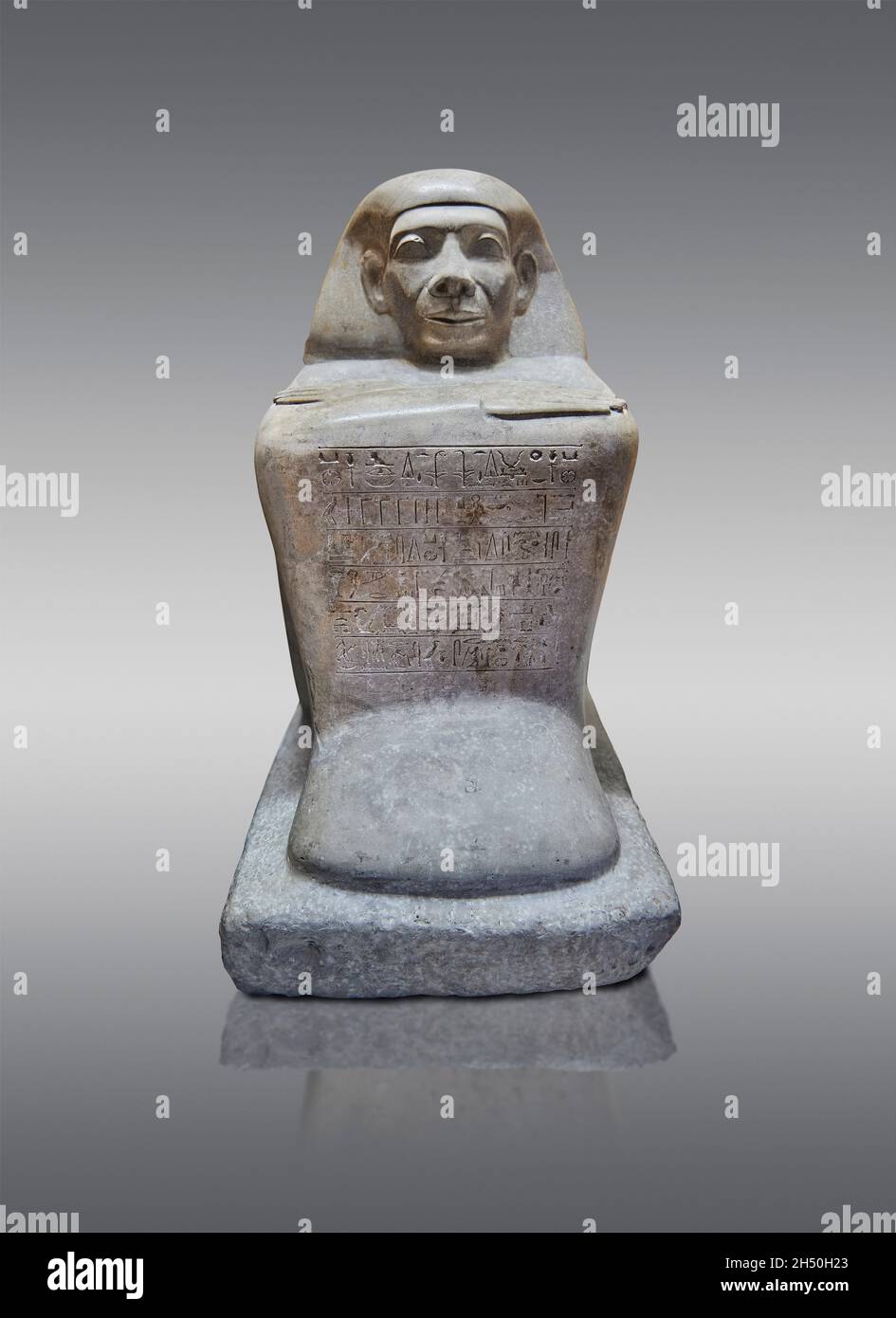 Antica statua a cubo egiziana scultura del portabandiera Ser, 1786 - 1650 a.C., dodicesima dinastia. Museo del Louvre inv A76 o N77. Uomo (squadrante, braccia incrociate, parrucca Foto Stock