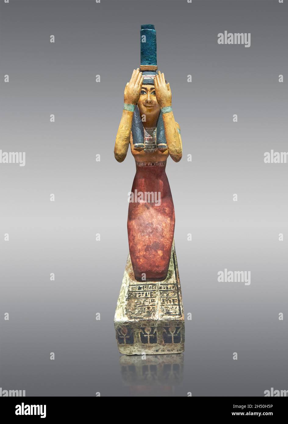Scultura in legno egiziano della dea Iside, 332-30 a.C., tolemaico, legno dipinto . Museo del Louvre N4130. Iside (inginocchiato, segno di Iside, collana di Ousekh, Foto Stock