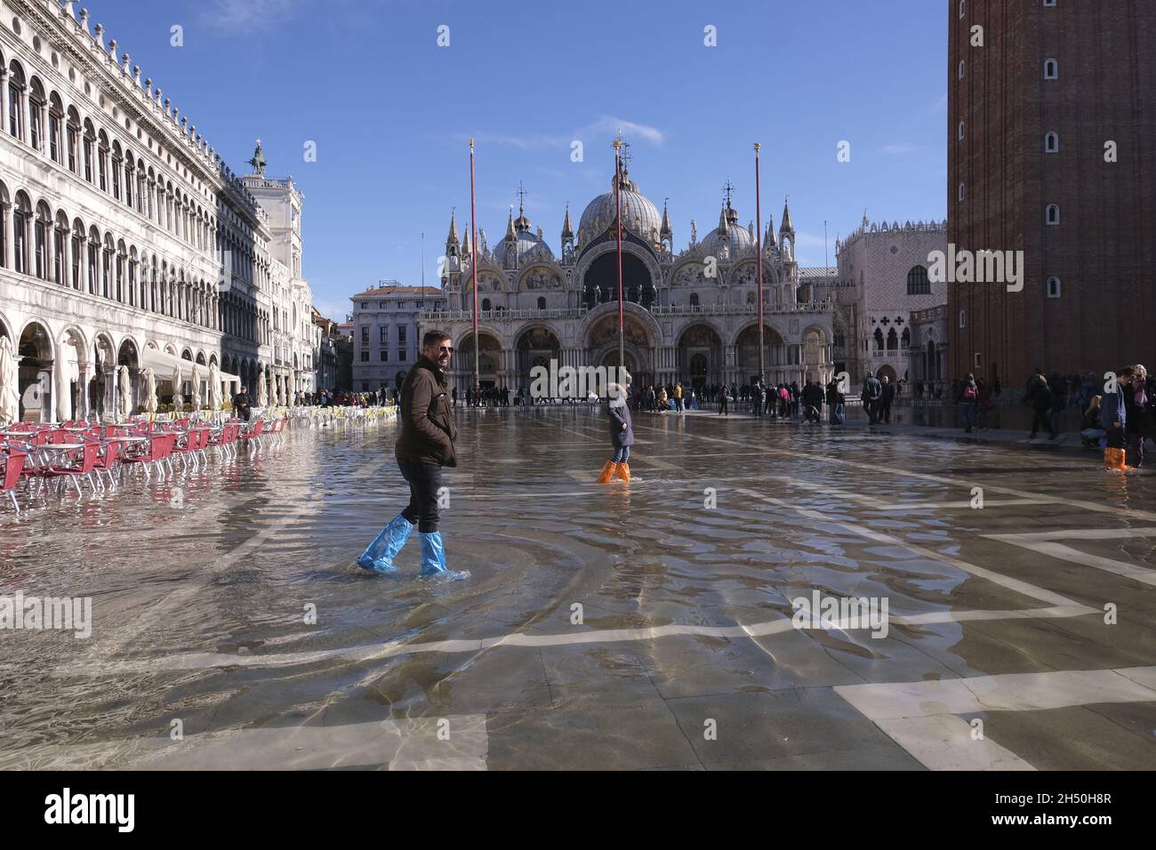 Le persone camminano in Piazza San Marco allagata durante l'alta stagione a Venezia, 4 dicembre 2021.(MVS) Foto Stock