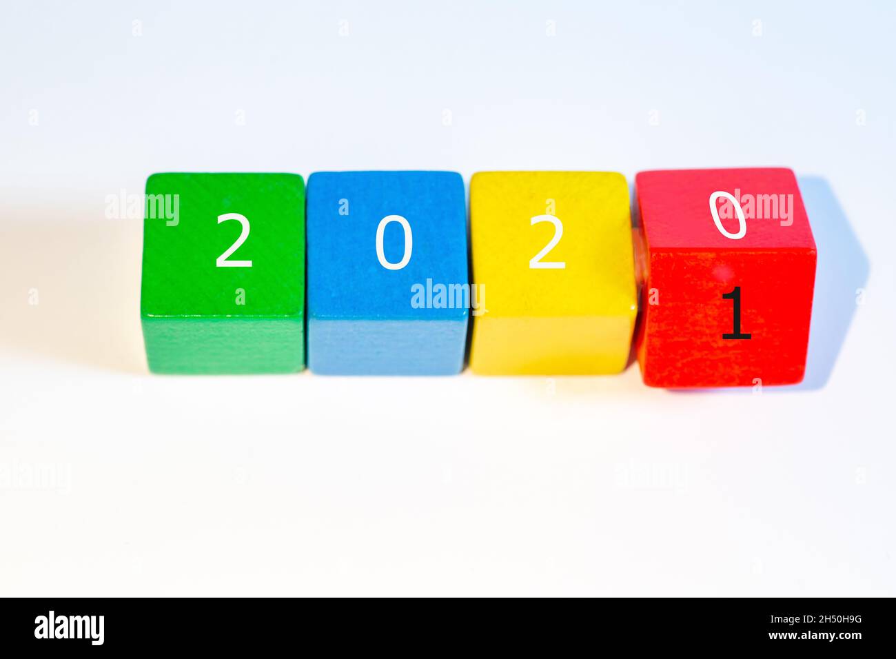 blocchi colorati che mostrano uno sguardo nel lontano futuro, il cambiamento dell'anno dal 2020 al 2021 Foto Stock