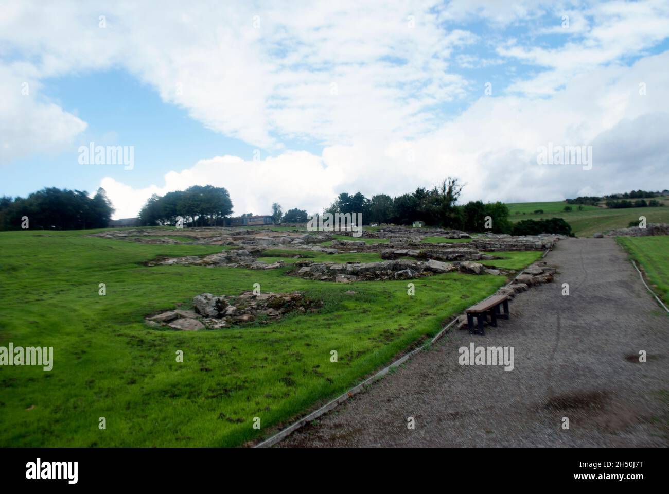 Percorso di scavi di rovine romane a Vindolanda Fort e museo, Bardon Mill, Hexham, Northumberland, Inghilterra, REGNO UNITO Foto Stock