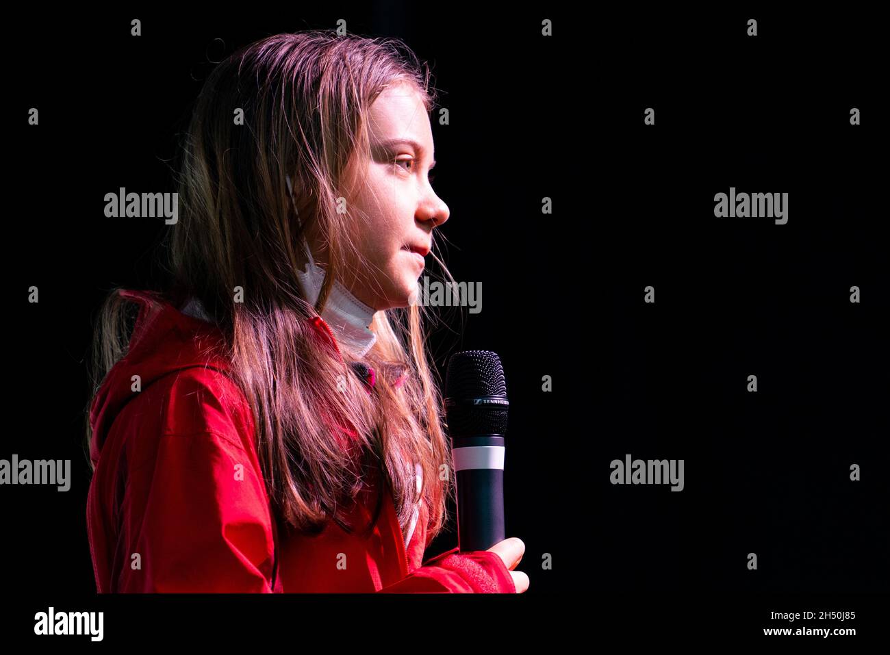 Glasgow, Scozia, Regno Unito. 5 novembre 2021. I manifestanti in un venerdì per la marcia futura in una Giornata Mondiale d'azione attraverso il centro di Glasgow per il cambiamento climatico. La dimostrazione iniziò a Kelvingrove Park e terminò a George Square. L'attivista Greta Thunberg è stato uno dei manifestanti della marcia. PIC; Greta Thunberg dà il discorso alla folla a George Square. Iain Masterton/Alamy Live News. Foto Stock