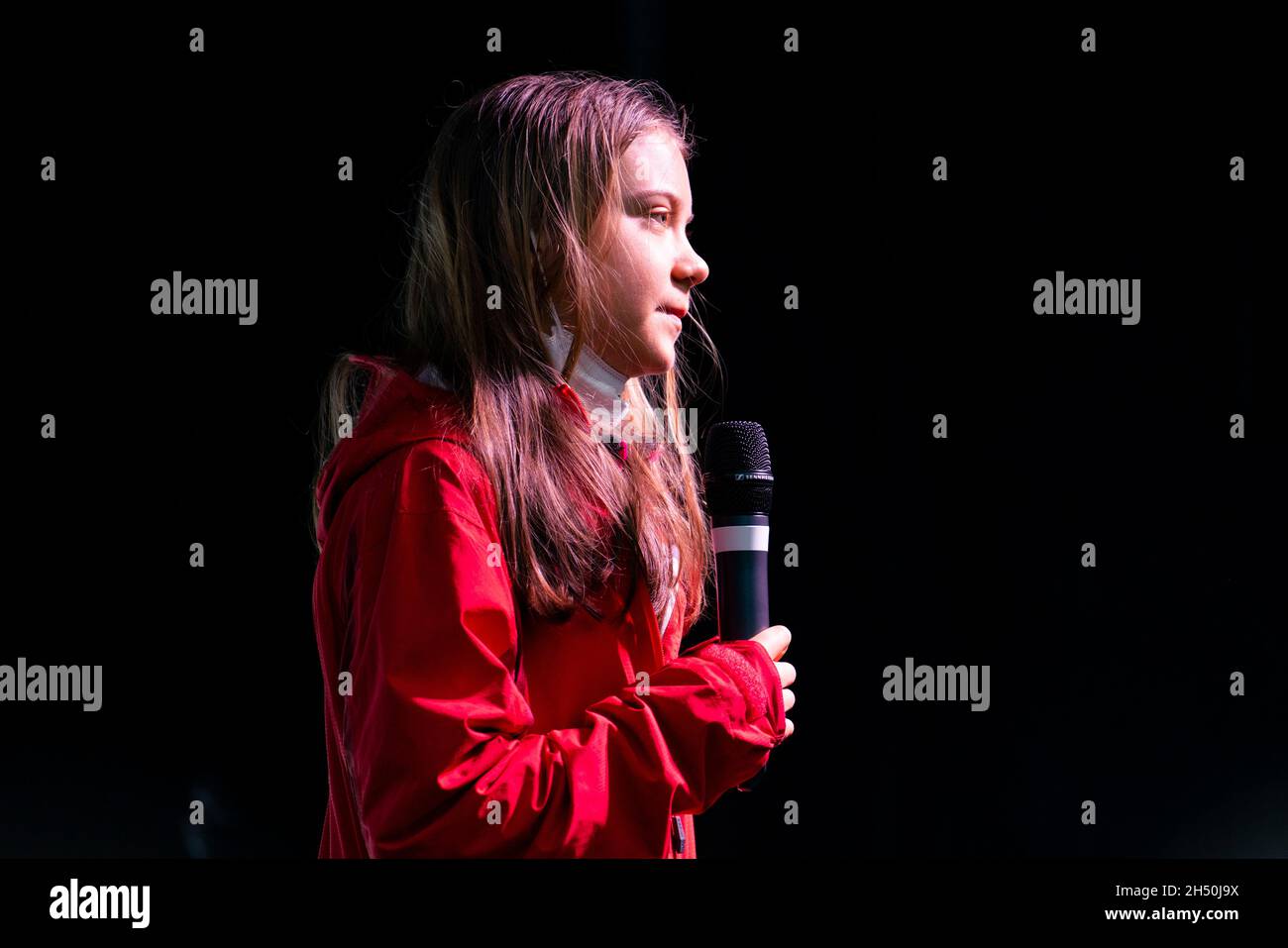 Glasgow, Scozia, Regno Unito. 5 novembre 2021. I manifestanti in un venerdì per la marcia futura in una Giornata Mondiale d'azione attraverso il centro di Glasgow per il cambiamento climatico. La dimostrazione iniziò a Kelvingrove Park e terminò a George Square. L'attivista Greta Thunberg è stato uno dei manifestanti della marcia. PIC; Greta Thunberg dà il discorso alla folla a George Square. Iain Masterton/Alamy Live News. Foto Stock
