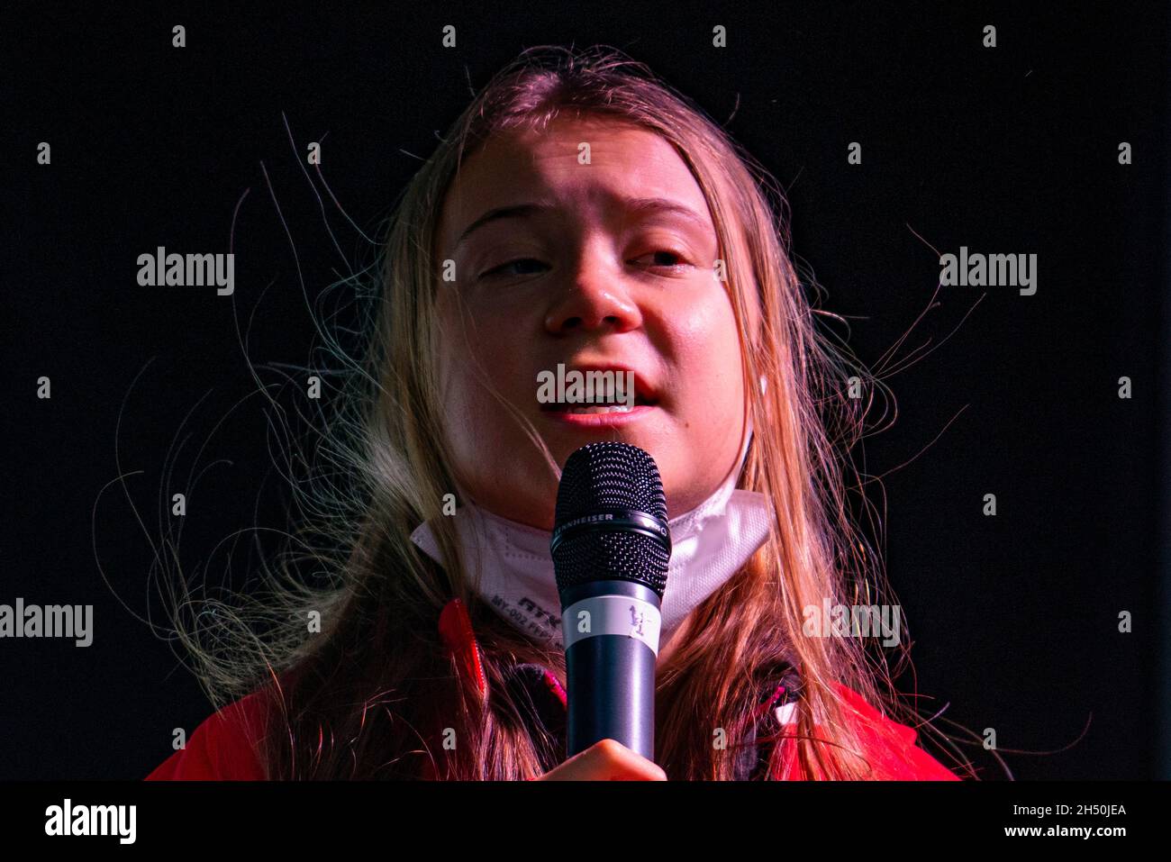 Glasgow, Scozia, Regno Unito. 5 novembre 2021. I manifestanti in un venerdì per la marcia futura in una Giornata Mondiale d'azione attraverso il centro di Glasgow per il cambiamento climatico. La dimostrazione iniziò a Kelvingrove Park e terminò a George Square. L'attivista Greta Thunberg è stato uno dei manifestanti della marcia. PIC; Greta Thunberg dà il discorso alla folla a George Square. Iain Masterton/Alamy Live News. Foto Stock