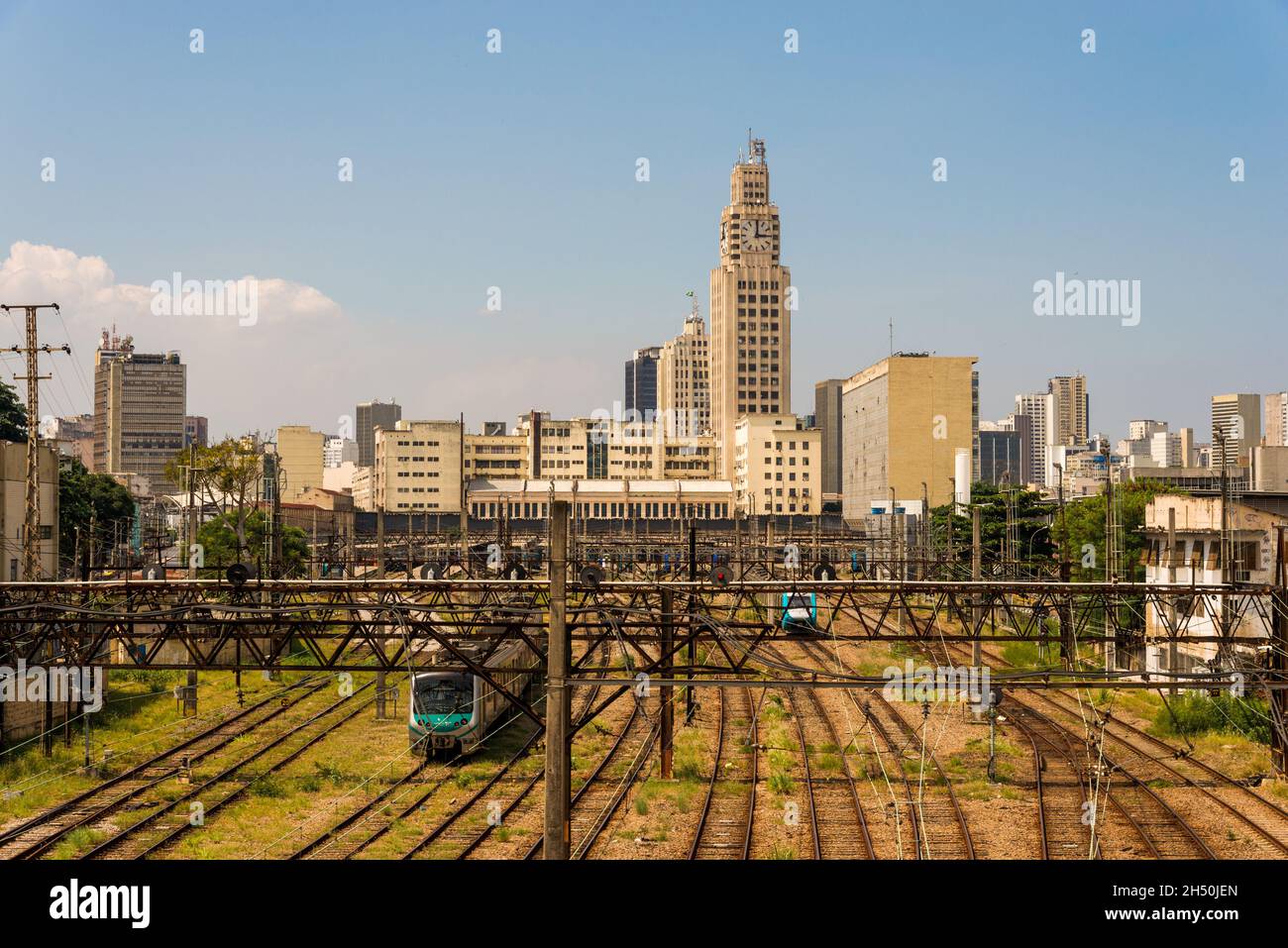 Linee ferroviarie che conducono alla Stazione Centrale di Rio de Janeiro e City Skyline in Horizon Foto Stock