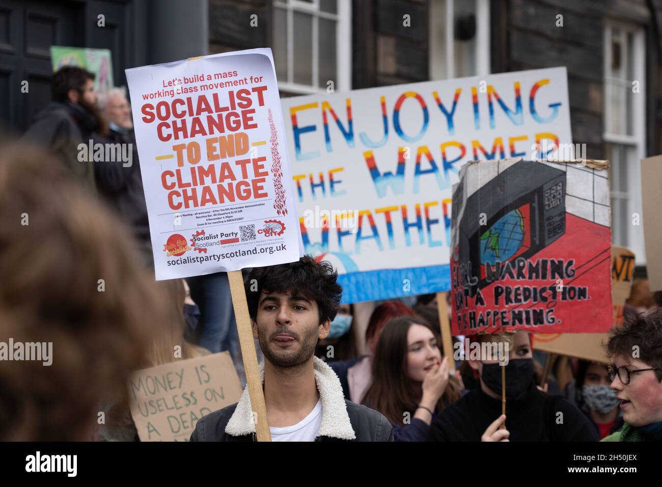 Glasgow, Scozia, Regno Unito 5 novembre 2021. La marcia dei giovani sul clima a Glasgow, dal Kelvingrove Park a George Square, come parte delle proteste COP26, con migliaia di giovani e attivisti del clima che si sono avvicendati per dimostrare la propria frustrazione per il cambiamento climatico. Credit: R.Gass/Alamy Live News Foto Stock