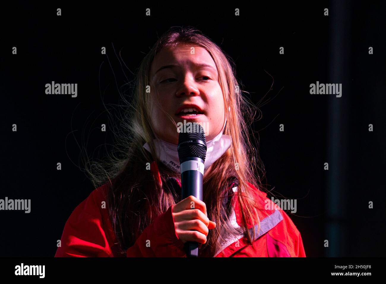 Glasgow, Scozia, Regno Unito. 5 novembre 2021. I manifestanti in un venerdì per la marcia futura in una Giornata Mondiale d'azione attraverso il centro di Glasgow per il cambiamento climatico. La dimostrazione iniziò a Kelvingrove Park e terminò a George Square. L'attivista Greta Thunberg è stato uno dei manifestanti della marcia. PIC; Greta Thunberg dà il discorso alla folla a George Square. Iain Masterton/Alamy Live News. Foto Stock