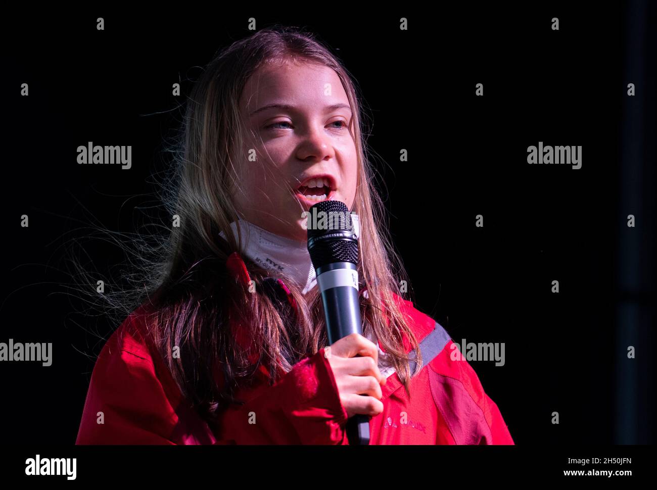 Glasgow, Scozia, Regno Unito. 5 novembre 2021. I manifestanti in un venerdì per la marcia futura in una Giornata Mondiale d'azione attraverso il centro di Glasgow per il cambiamento climatico. La dimostrazione iniziò a Kelvingrove Park e terminò a George Square. L'attivista Greta Thunberg è stato uno dei manifestanti della marcia. PIC; Greta Thunberg dà il discorso alla folla a George Square. Iain Masterton/Alamy Live News. Foto Stock