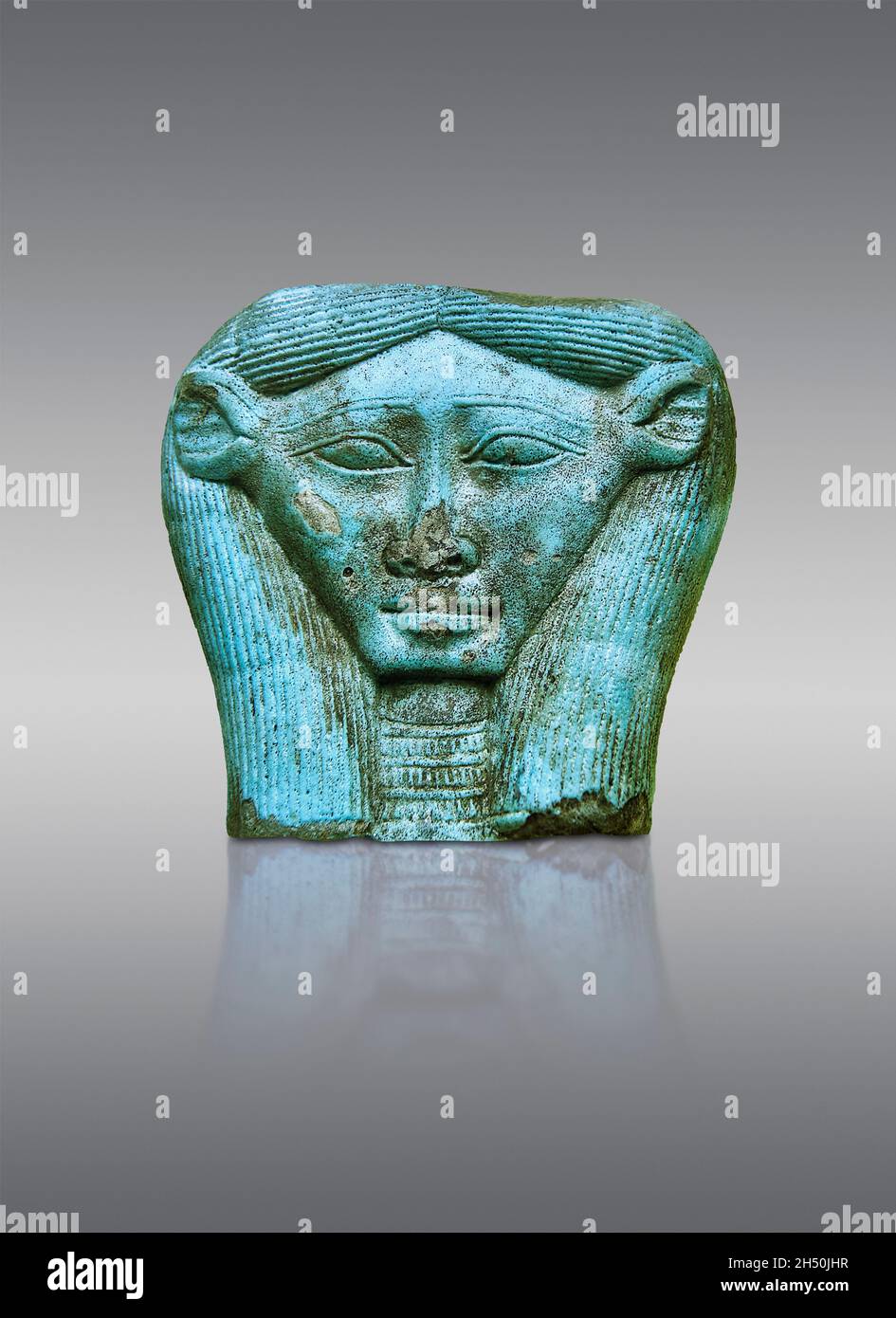 Ancinet testa in terracotta smaltata egiziana di Hathor, 664-332 a.C., . Museo del Louvre AF 187. Hathor era una dea importante nella religione egiziana antica che pl Foto Stock