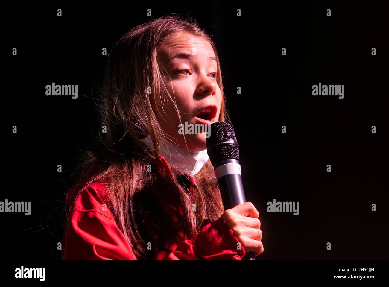 Glasgow, Scozia, Regno Unito. 5 novembre 2021. I manifestanti in un venerdì per la marcia futura in una Giornata Mondiale d'azione attraverso il centro di Glasgow per il cambiamento climatico. La dimostrazione iniziò a Kelvingrove Park e terminò a George Square. L'attivista Greta Thunberg è stato uno dei manifestanti della marcia. PIC; Greta Thunberg dà il discorso alla folla a George Square. Iain Masterton/Alamy Live News. Foto Stock