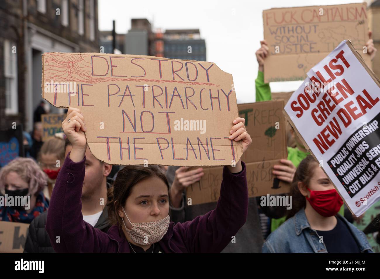 Glasgow, Scozia, Regno Unito 5 novembre 2021. La marcia dei giovani sul clima a Glasgow, dal Kelvingrove Park a George Square, come parte delle proteste COP26, con migliaia di giovani e attivisti del clima che si sono avvicendati per dimostrare la propria frustrazione per il cambiamento climatico. Credit: R.Gass/Alamy Live News Foto Stock