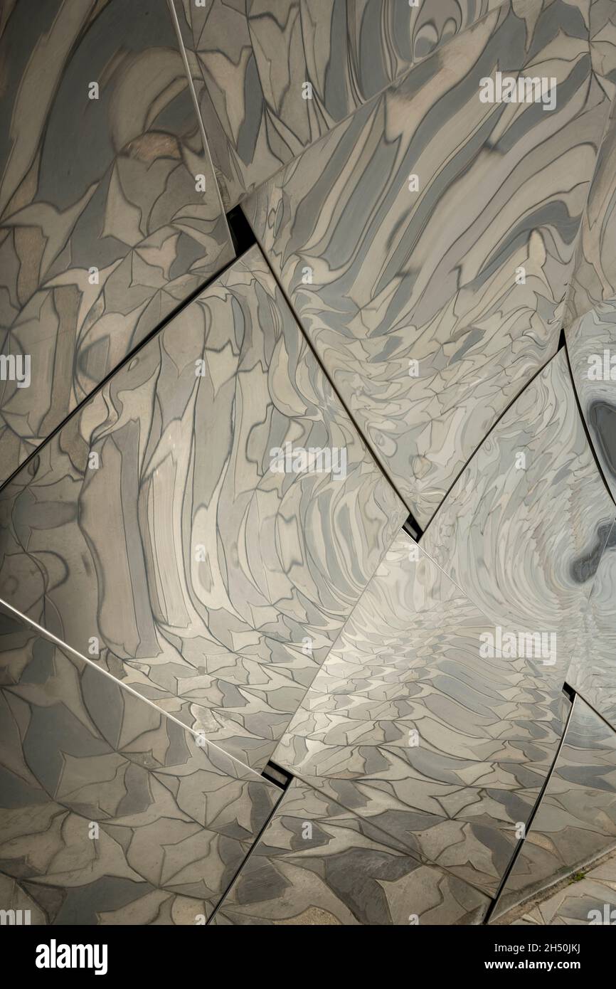 Dettagli della facciata della Philharmonie de Paris, la sala concerti di Parigi al Parc la Villette, Parigi, Francia Foto Stock