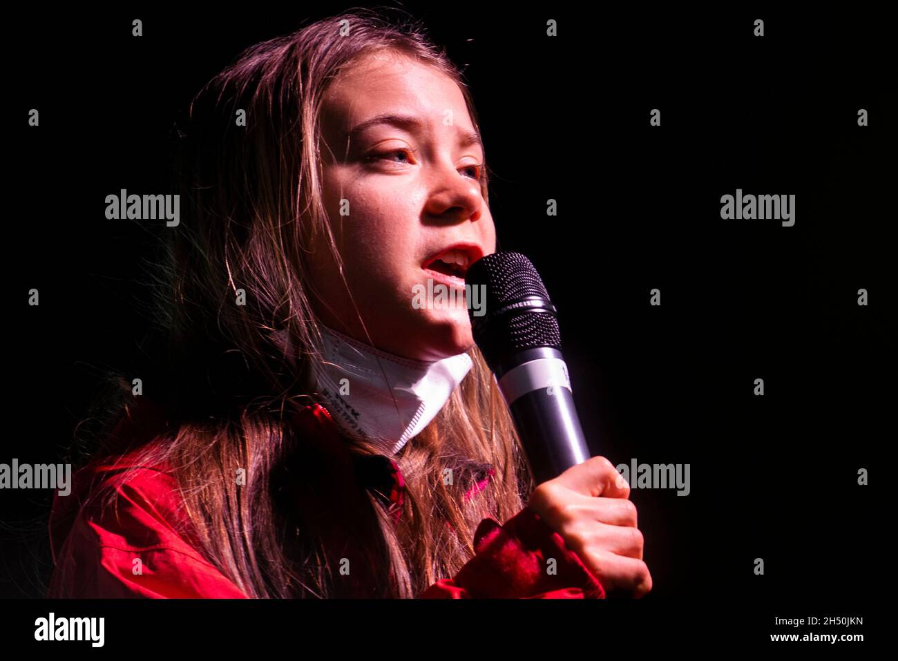 Glasgow, Scozia, Regno Unito. 5 novembre 2021. I manifestanti in un venerdì per la marcia futura in una Giornata Mondiale d'azione attraverso il centro di Glasgow per il cambiamento climatico. La dimostrazione iniziò a Kelvingrove Park e terminò a George Square. L'attivista Greta Thunberg è stato uno dei manifestanti della marcia. PIC; Greta Thunberg dà il discorso alla folla a George Square. Iain Masterton/Alamy Live News. Foto Stock