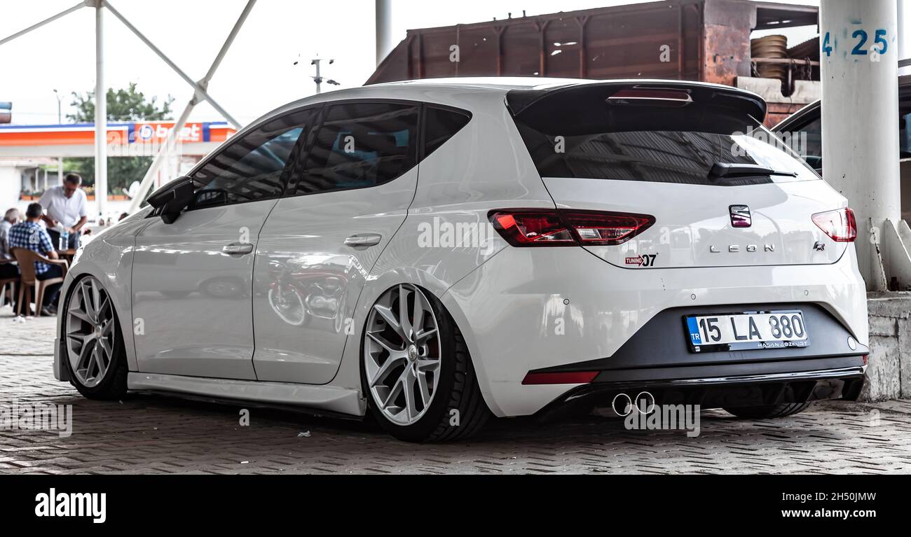 Antalya, Turchia - 08. 25. 2021: Seat Leon FR bianca Facelift con lowride tunning in strada della Turchia Foto Stock