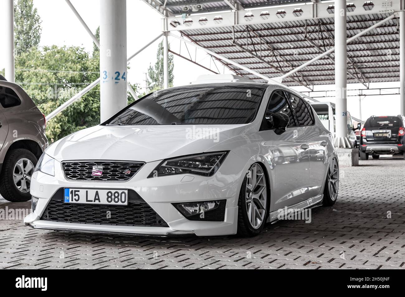 Antalya, Turchia - 08. 25. 2021: Seat Leon FR bianca Facelift con lowride tunning in strada della Turchia Foto Stock