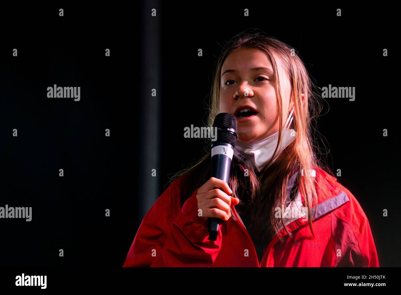 Glasgow, Scozia, Regno Unito. 5 novembre 2021. I manifestanti in un venerdì per la marcia futura in una Giornata Mondiale d'azione attraverso il centro di Glasgow per il cambiamento climatico. La dimostrazione iniziò a Kelvingrove Park e terminò a George Square. L'attivista Greta Thunberg è stato uno dei manifestanti della marcia. PIC; Greta Thunberg dà il discorso alla folla a George Square. Iain Masterton/Alamy Live News. Foto Stock