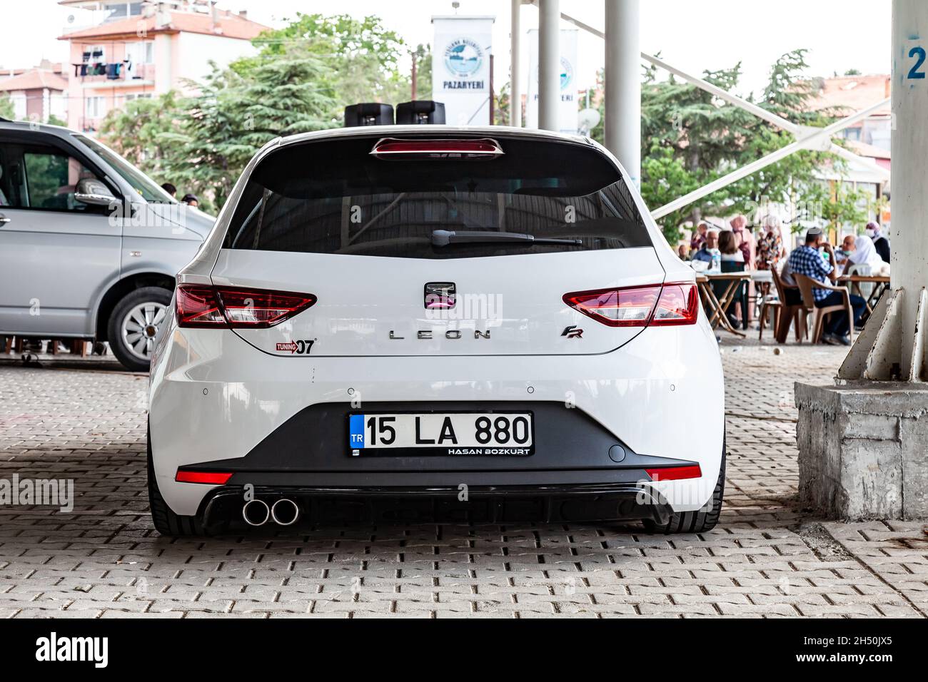 Antalya, Turchia - 08. 25. 2021: Seat Leon FR bianca Facelift con lowride tunning in strada della Turchia Foto Stock