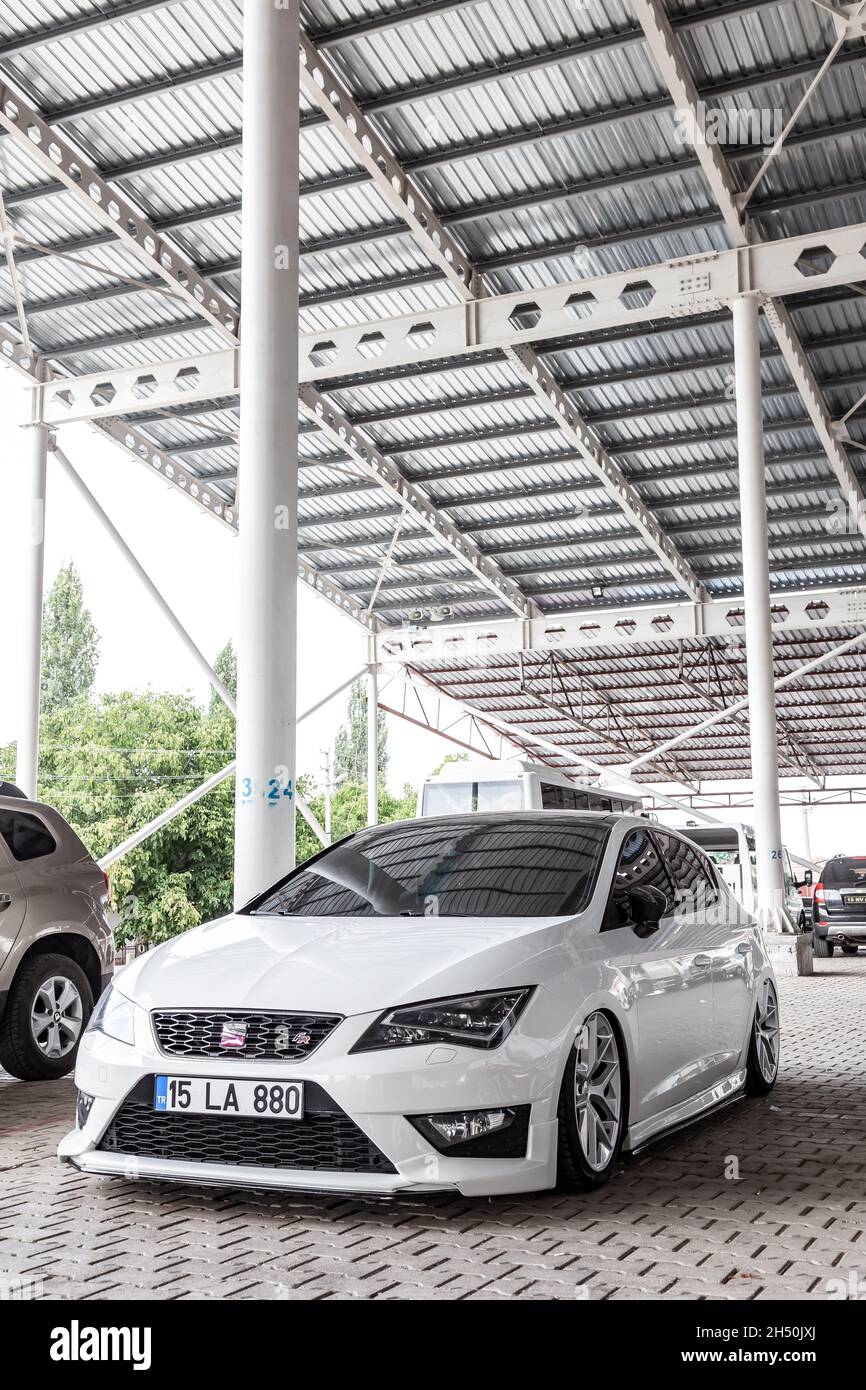Antalya, Turchia - 08. 25. 2021: Seat Leon FR bianca Facelift con lowride tunning in strada della Turchia Foto Stock