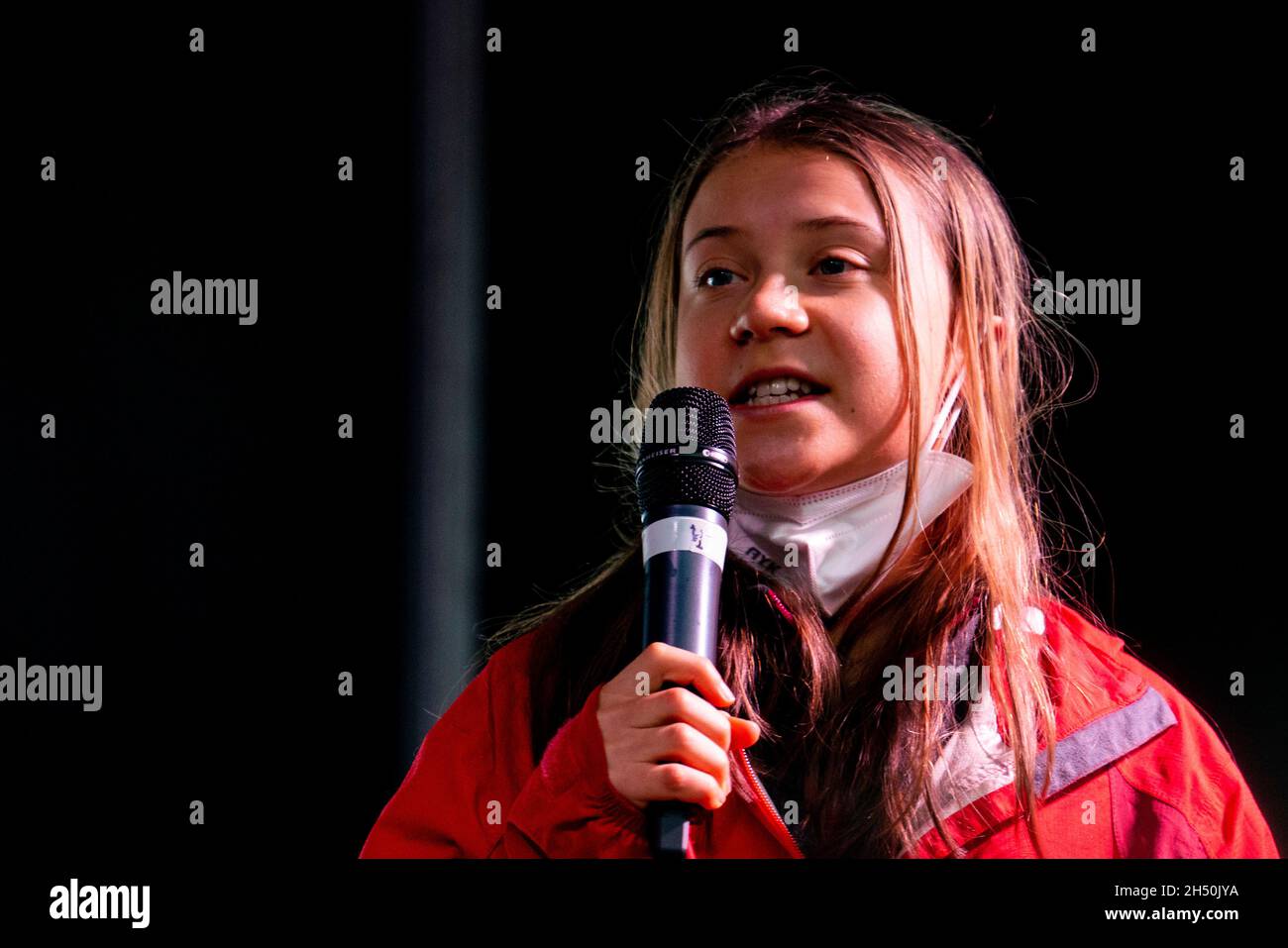 Glasgow, Scozia, Regno Unito. 5 novembre 2021. I manifestanti in un venerdì per la marcia futura in una Giornata Mondiale d'azione attraverso il centro di Glasgow per il cambiamento climatico. La dimostrazione iniziò a Kelvingrove Park e terminò a George Square. L'attivista Greta Thunberg è stato uno dei manifestanti della marcia. PIC; Greta Thunberg dà il discorso alla folla a George Square. Iain Masterton/Alamy Live News. Foto Stock