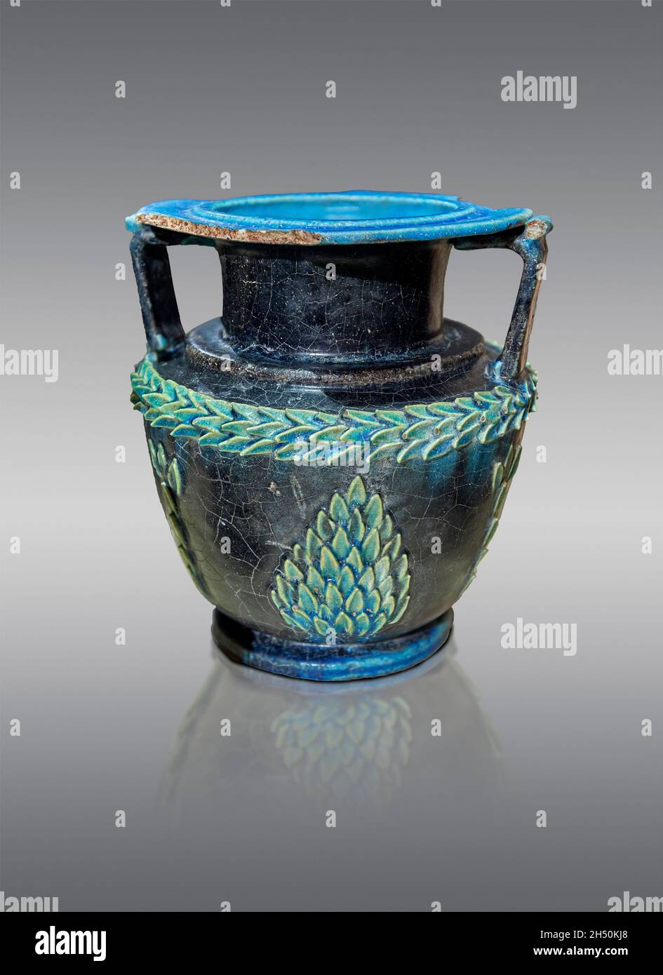 Cratere in ceramica glassata egiziana Tolomaico, 199-0 a.C., Haouara. Museo del Louvre e 22585. Decorato con una ghirlanda intorno alla spalla e una pianta sul fr Foto Stock