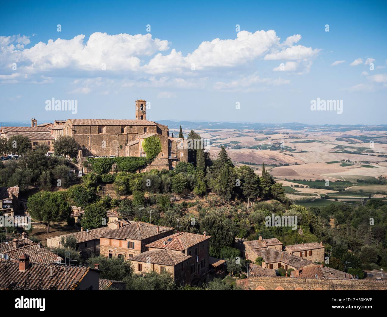 Ospedale comunitario Ospedale di Comunita a Montalcino, Toscana, Italia con Paesaggio estivo Foto Stock