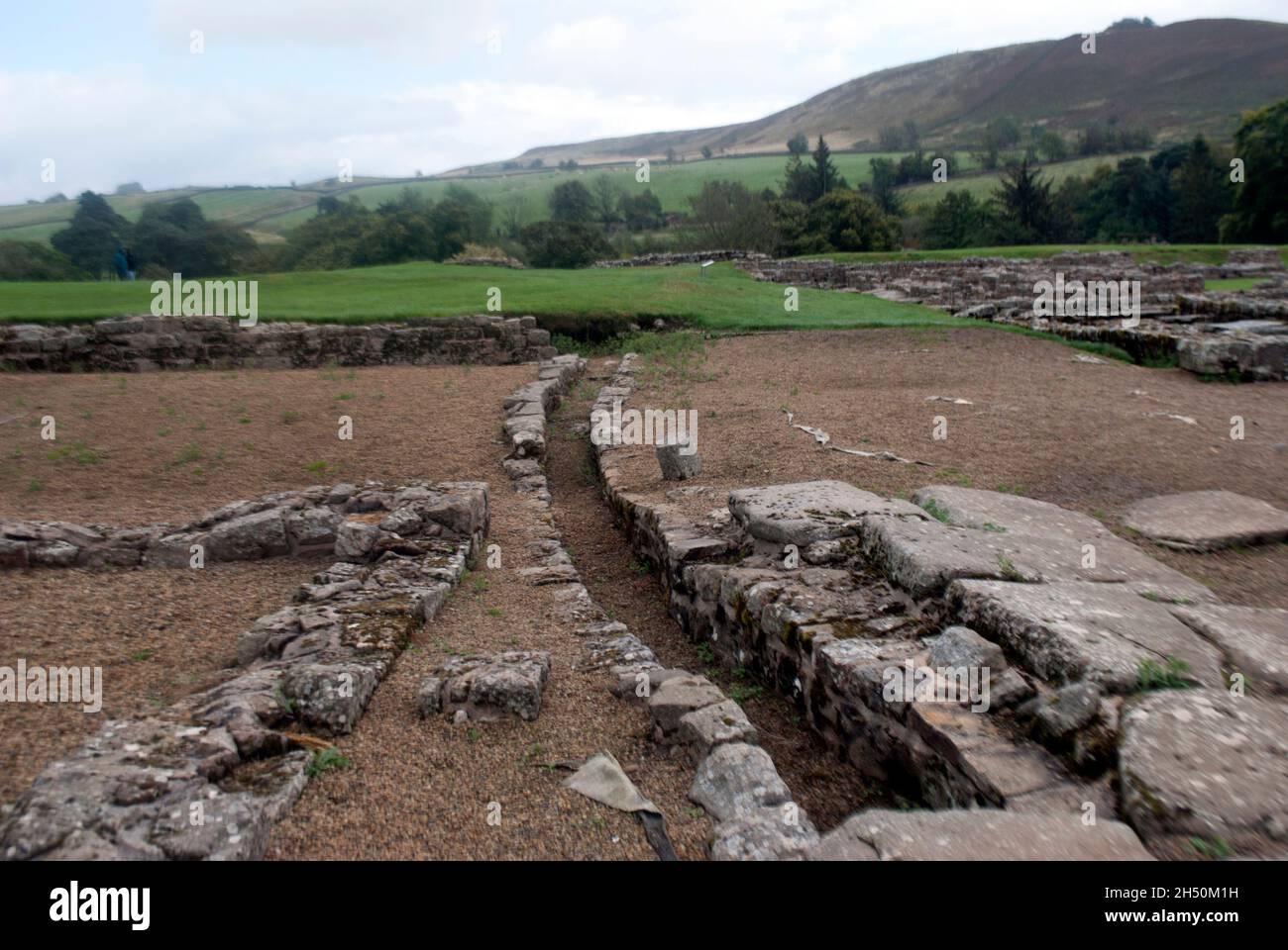 Open drain culvert che attraversa il centro delle rovine romane scavate a Vindolanda Fort e museo, Bardon Mill, Hexham, Northumberland, Inghilterra, REGNO UNITO Foto Stock