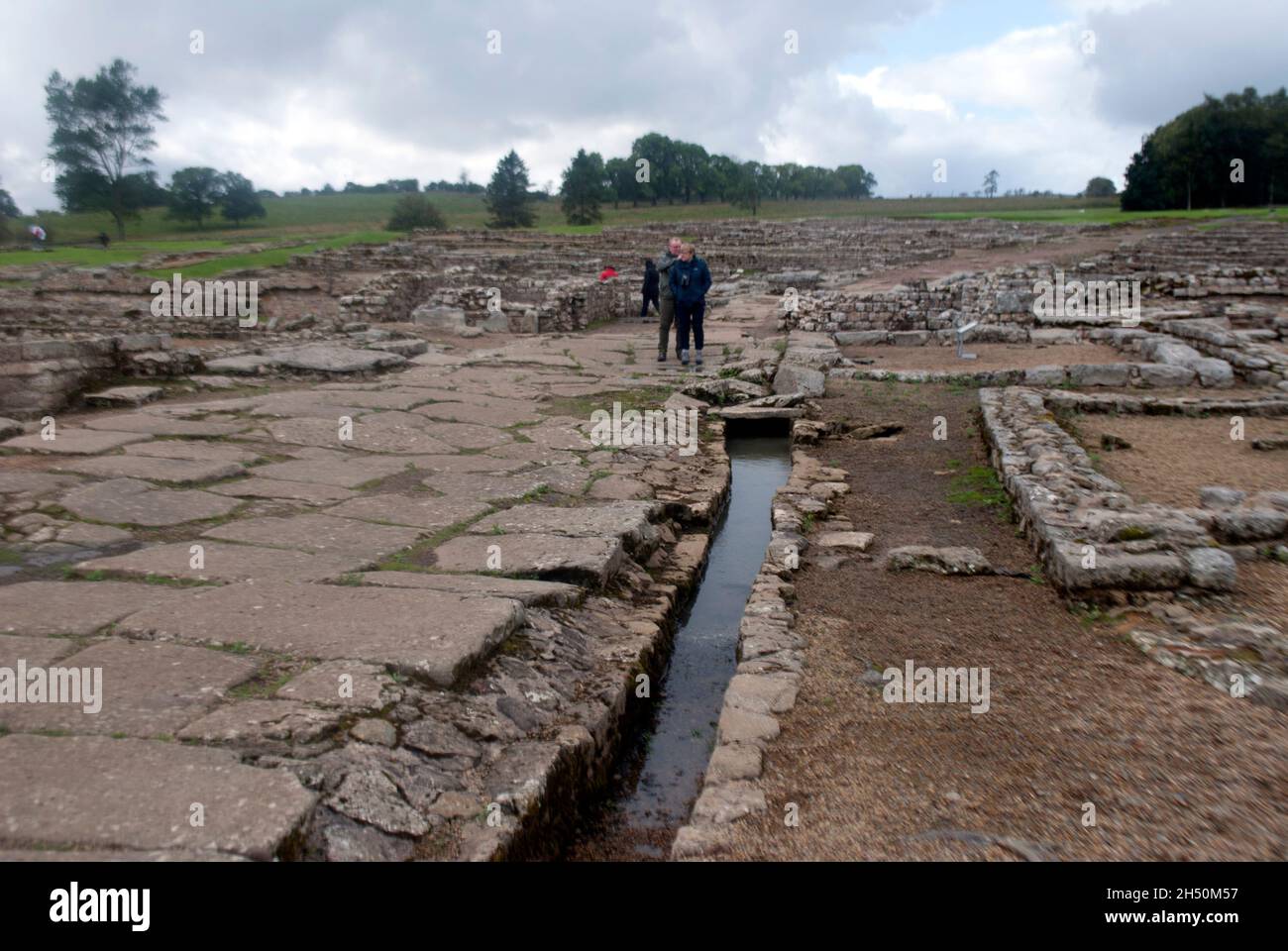 Open drain culvert che attraversa il centro delle rovine romane scavate a Vindolanda Fort e museo, Bardon Mill, Hexham, Northumberland, Inghilterra, REGNO UNITO Foto Stock
