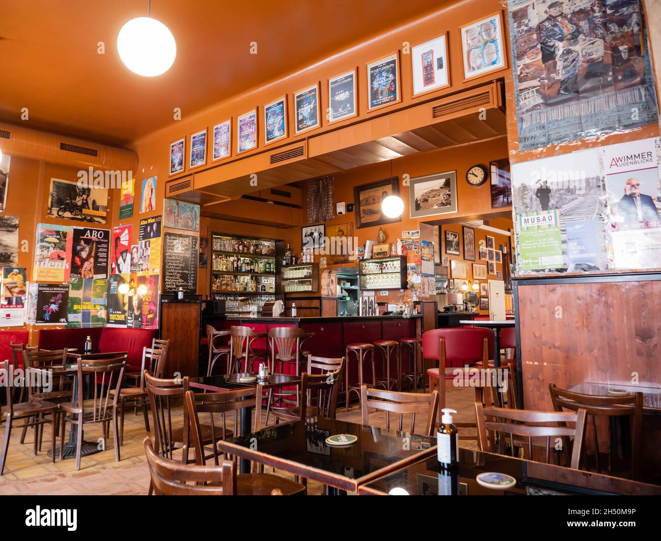 Vienna, Austria - Cafe Alt Wien Historic Coffee House Interior, una Vintage Viennese Kaffeehaus Foto Stock