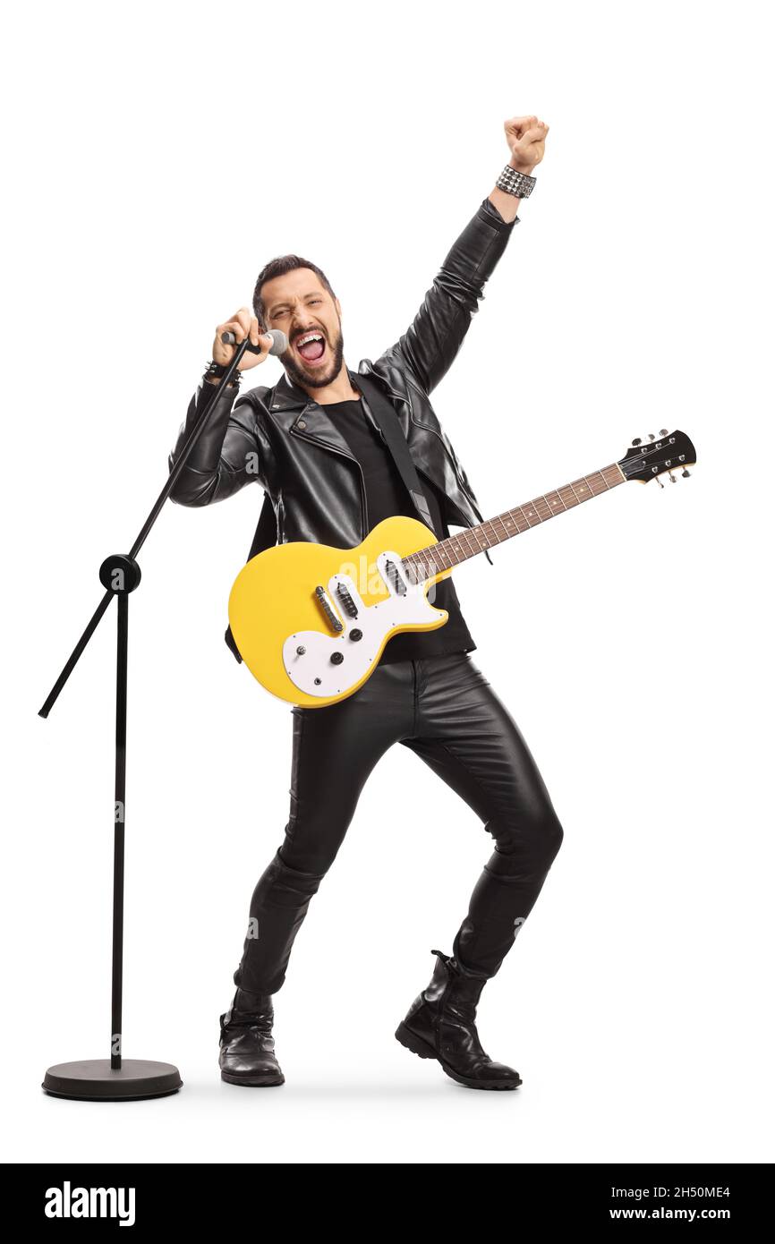 Musicista maschile con una chitarra elettrica che canta su un microfono e alza la mano isolata su sfondo bianco Foto Stock