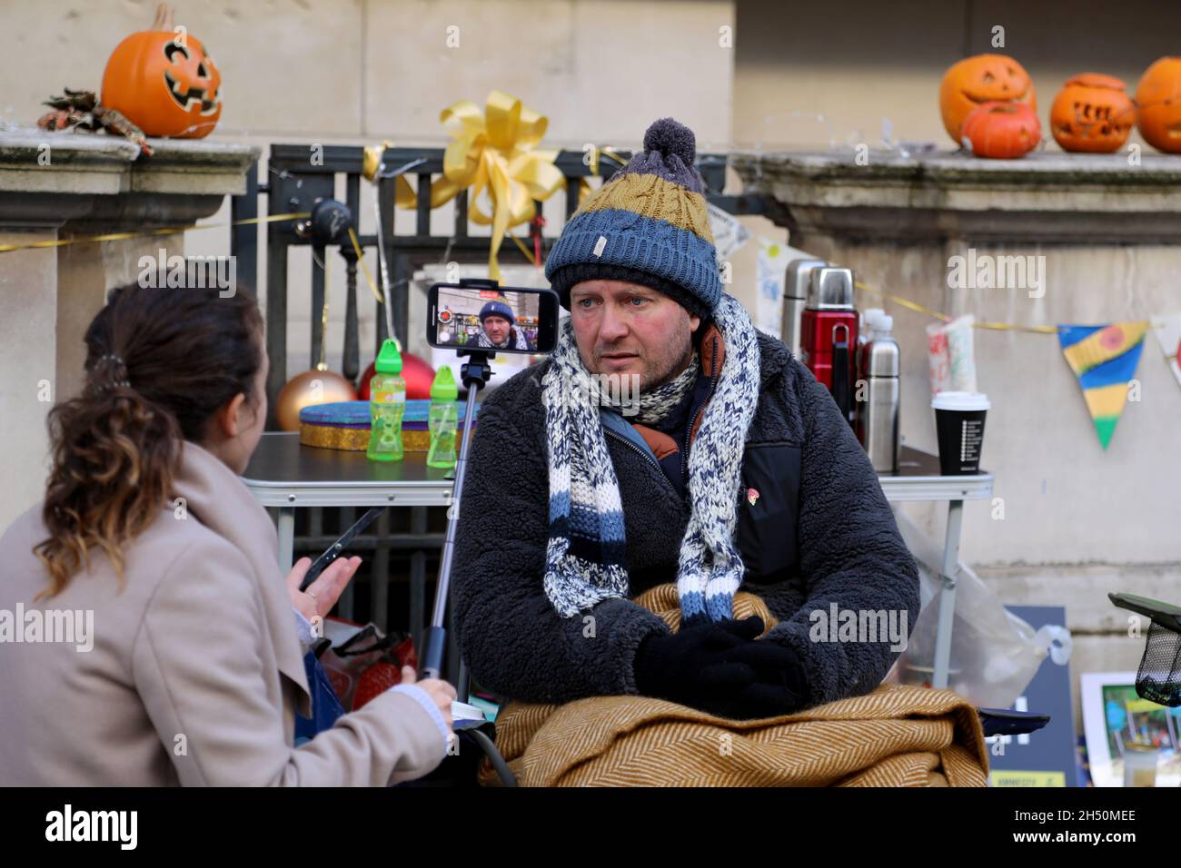 Londra, UK, 5 novembre 2021: Richard Ratcliffe dà un'intervista ai media il giorno 13 del suo sciopero della fame al di fuori del Foreign Office da cui richiedere un'azione Foto Stock