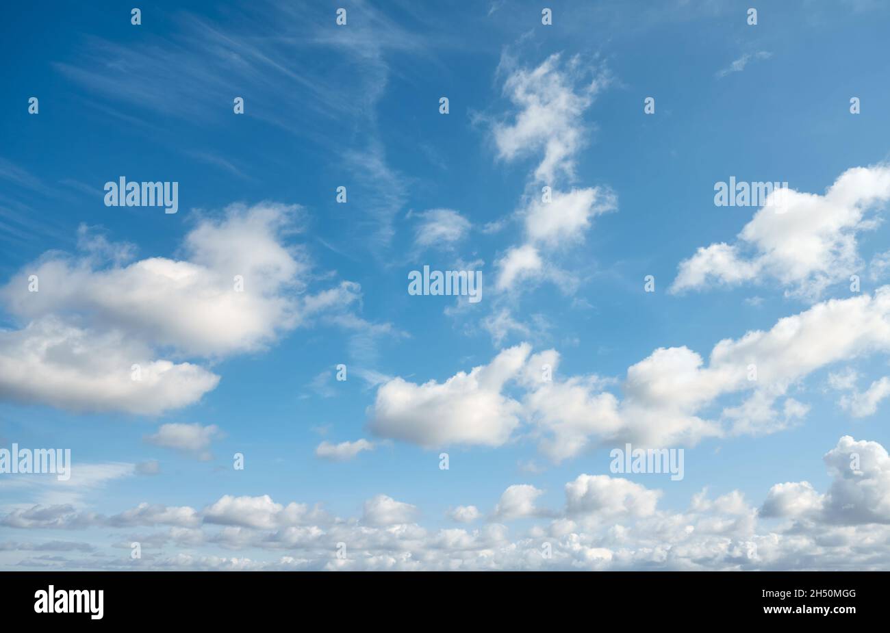 Nuvole su un cielo blu, sfondo naturale. Foto Stock
