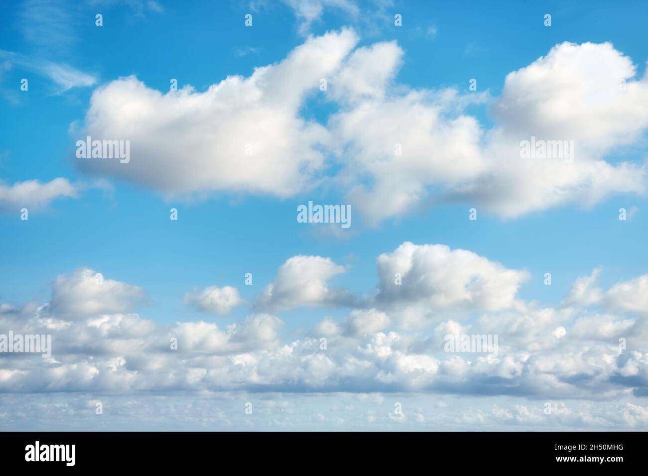 Nuvole su un cielo blu, sfondo naturale. Foto Stock