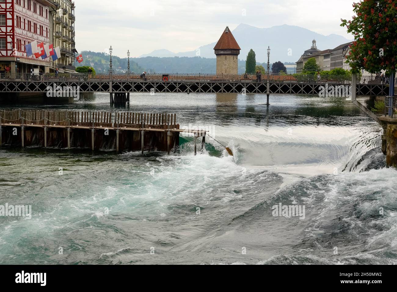 Lucerna, Svizzera - 11 maggio 2016: Diga dell'ago nel fiume Reuss. Weir è stato progettato per l'uso di sottili aghi di legno che possono essere aggiunti o rimossi da ha Foto Stock