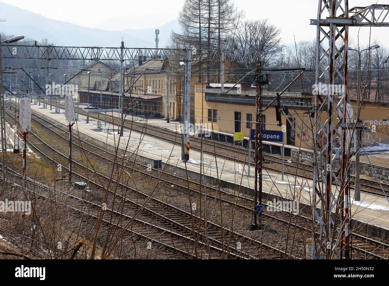 Zakopane, Polonia - 23 marzo 2018: Binari ferroviari, edifici, linee di contatto aeree e infrastrutture. Si tratta di una vista della stazione ferroviaria che finisce Foto Stock