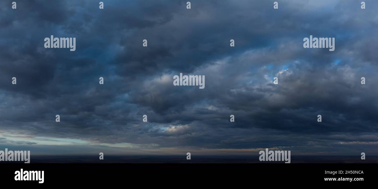 Nuvole scure spesse nel cielo. Panorama astratto con nuvole blu sfocate Foto Stock