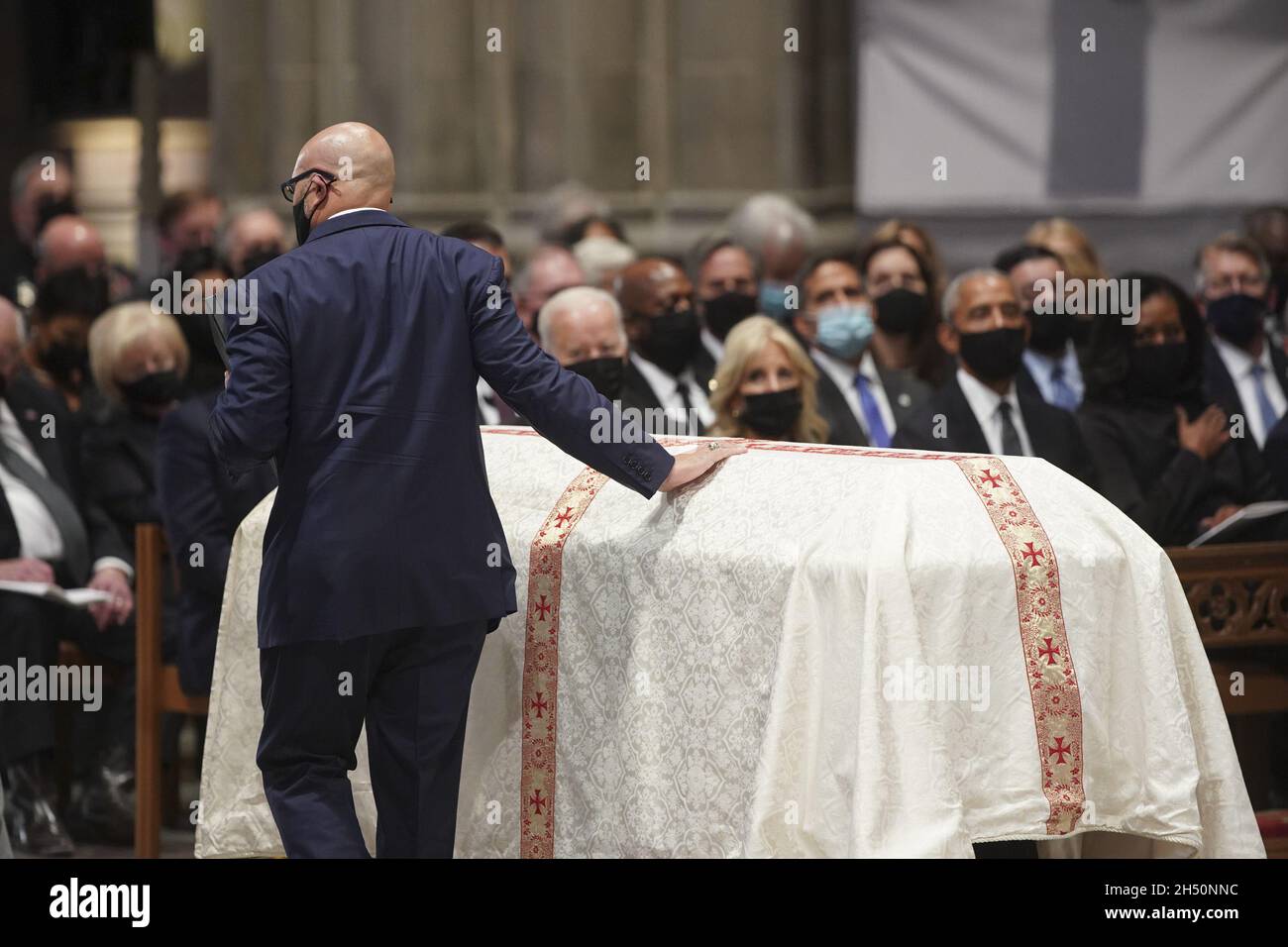 Washington DC, Stati Uniti. 05 novembre 2021. Michael Powell tocca la cesta del suo padre, Colin Powell, ex segretario di stato, dopo aver parlato durante il suo funerale alla Cattedrale Nazionale di Washington a Washington, DC, Stati Uniti, venerdì 5 novembre, 2021. Powell, nato ad Harlem da immigrati giamaicani e cresciuto per diventare il primo segretario di stato nero degli Stati Uniti e presidente dei Capi congiunti del personale, è morto a 84 anni a causa di complicazioni da Covid-19. Foto di al Drago/UPI Credit: UPI/Alamy Live News Foto Stock