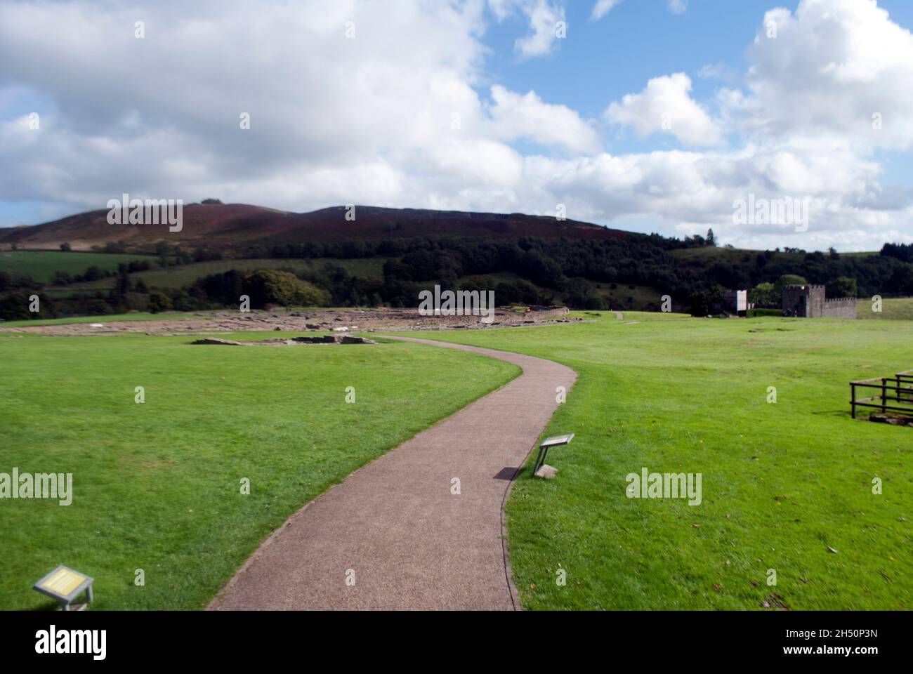 Percorso per scavi di rovine romane a Vindolanda Fort e museo, Bardon Mill, Hexham, Northumberland, Inghilterra, REGNO UNITO Foto Stock